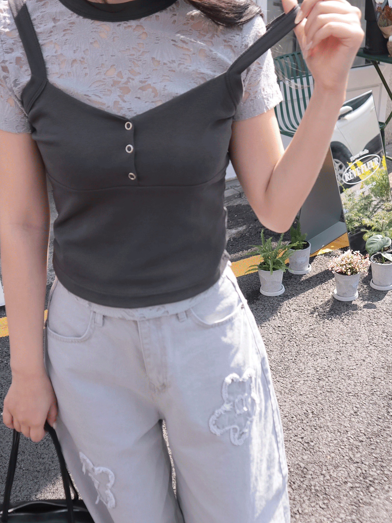 26B112 本期推薦! 一百種穿搭的可能 透膚花花短袖+神版型V領背心Set