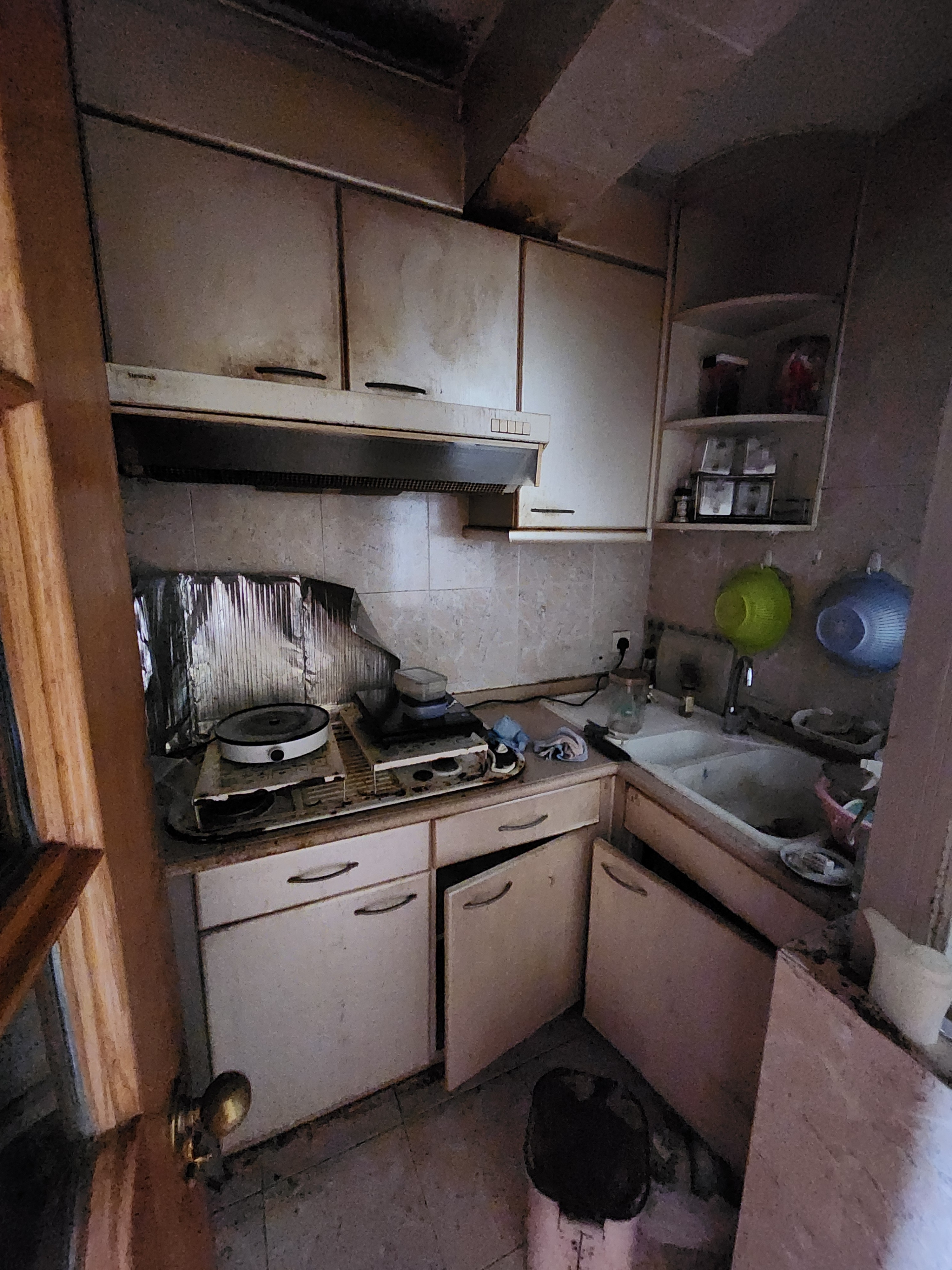 麗港城廚房裝修前原貌，Harmony 專業團隊進場前視察，記錄舊有櫥櫃與間隔布局。