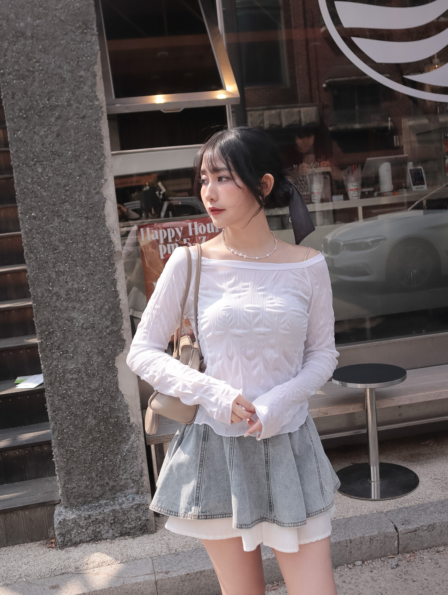 26B127 輕柔質感牛奶絲一字領上衣 (可加購絲巾)