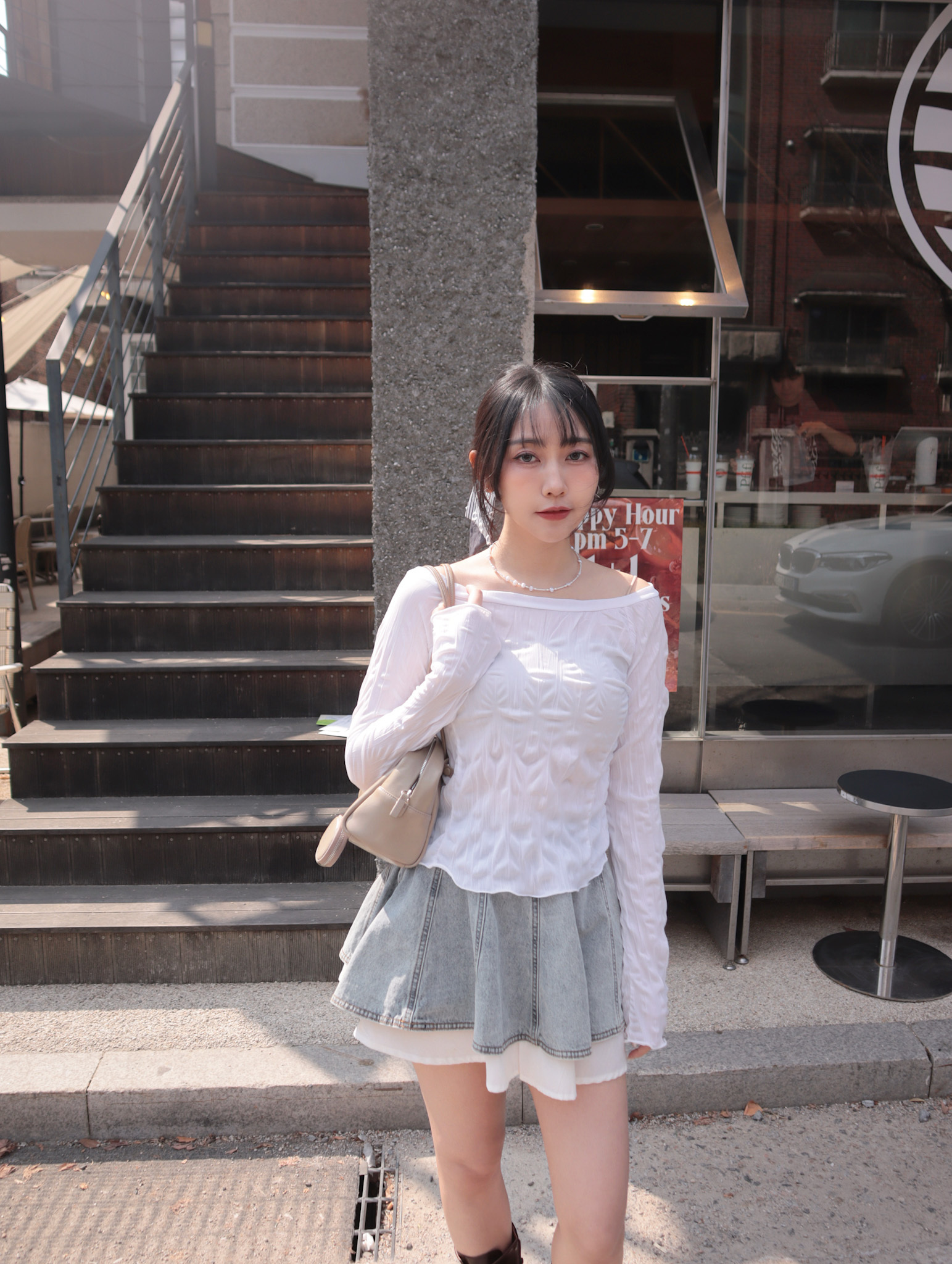 26B127 輕柔質感牛奶絲一字領上衣 (可加購絲巾)