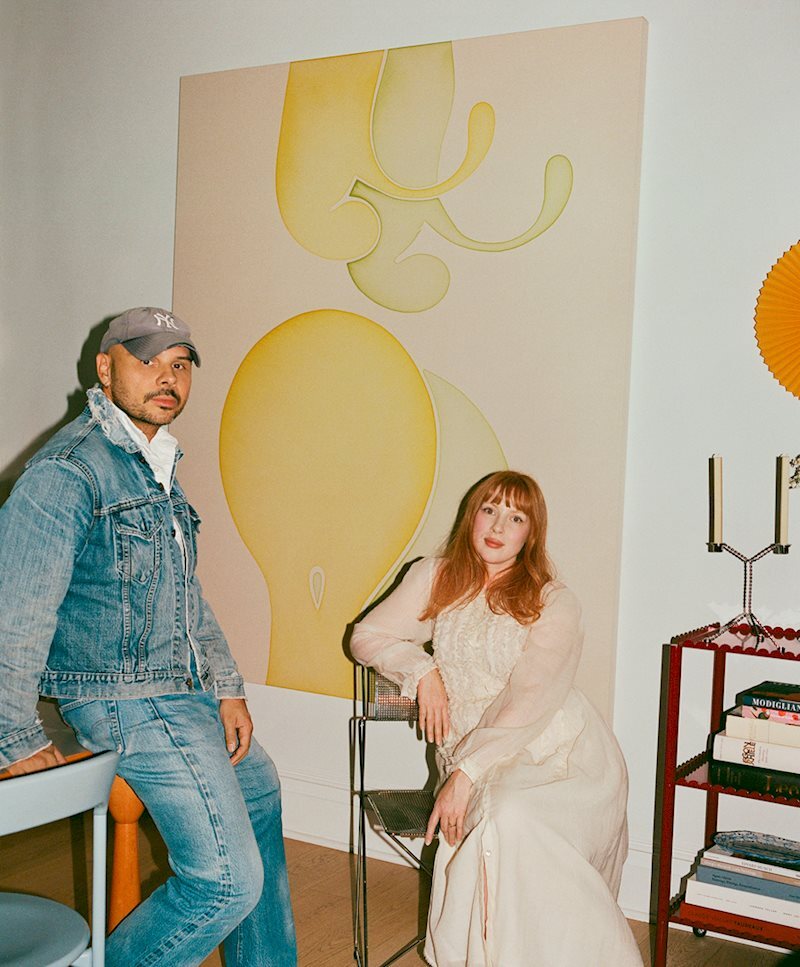 當代藝術家 Landon Metz 與 Hannah Metz 攝於布魯克林教堂宅邸,背後為 Landon 的大型黃色抽象畫作與 HAY Arcs Trolley 推車 Landon 與 Hannah Metz 於家中。背景為 Landon 的大尺幅畫作,右側為 HAY Arcs Trolley。