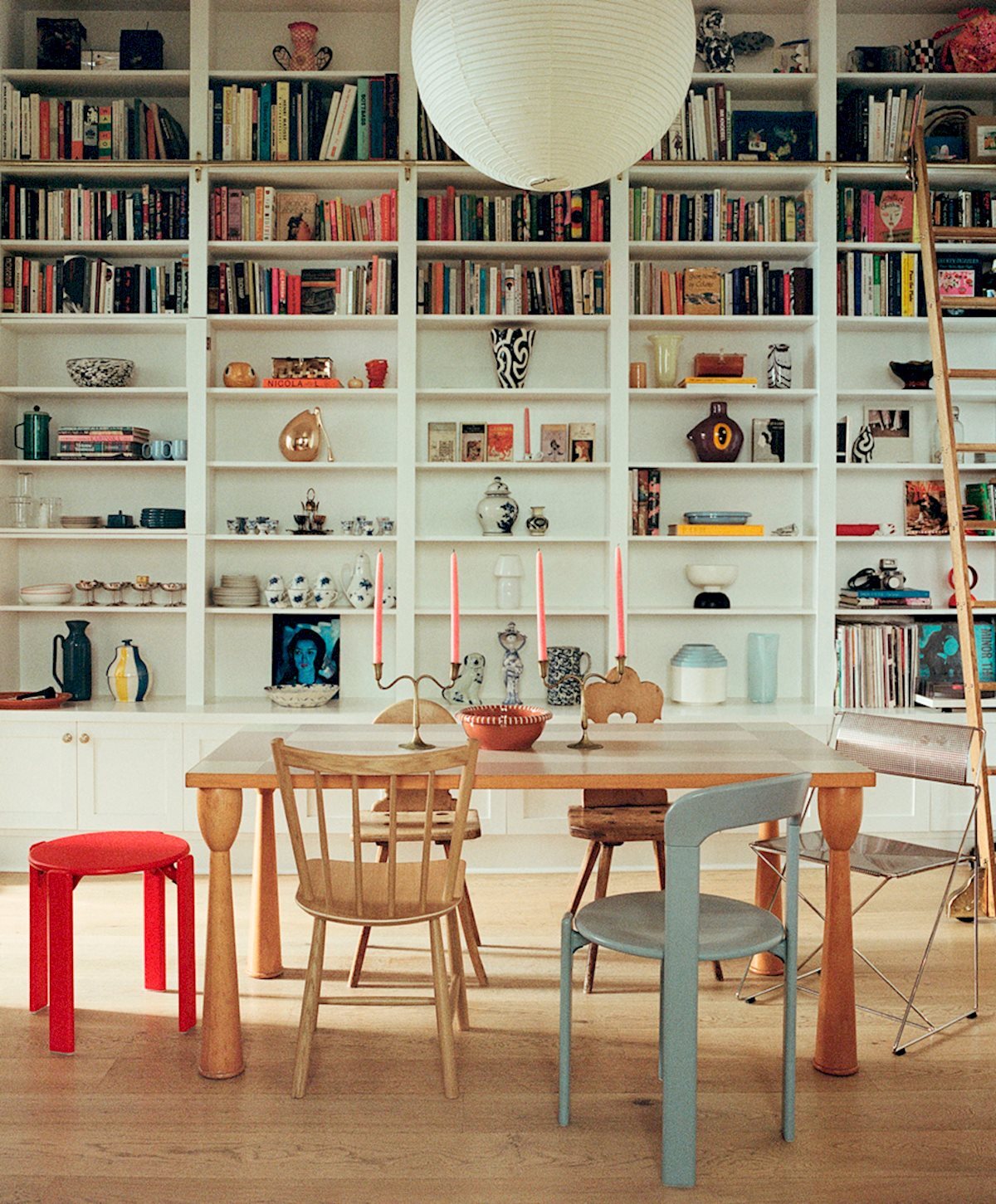 HAY Rey Chair、Rey Stool 與 J41 Chair 圍繞餐桌,背景整面白色書牆,HAY 家具搭配藝術家居家空間