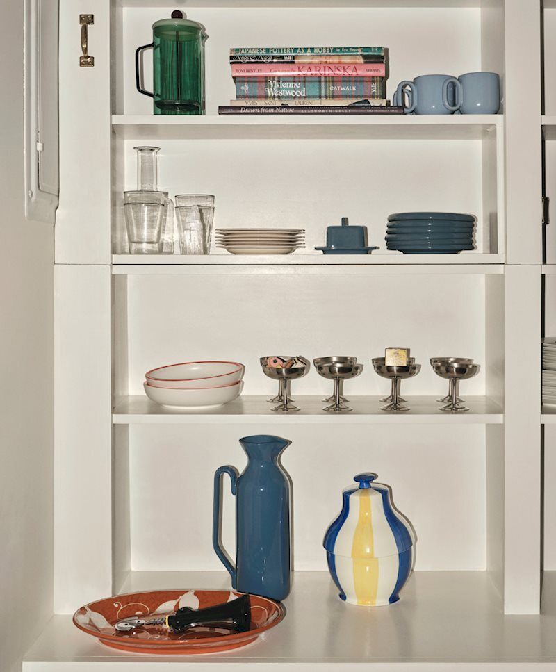 Metz 家廚房陳列架,HAY 餐具馬克杯水壺並排,北歐設計家居用品日常收納