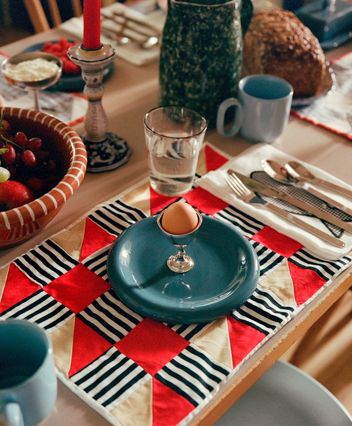 Hannah 手繪壁畫 HAY Barro 陶瓷餐盤搭配早餐桌面,藍綠色盤置於拼布桌墊,HAY 馬克杯,北歐餐具日常生活美學