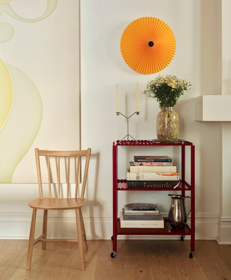 HAY J41 木椅與酒紅色 Arcs Trolley 推車,搭配 HAY 壁燈與 Hannah Metz 手繪壁畫,北歐設計當代藝術居家。