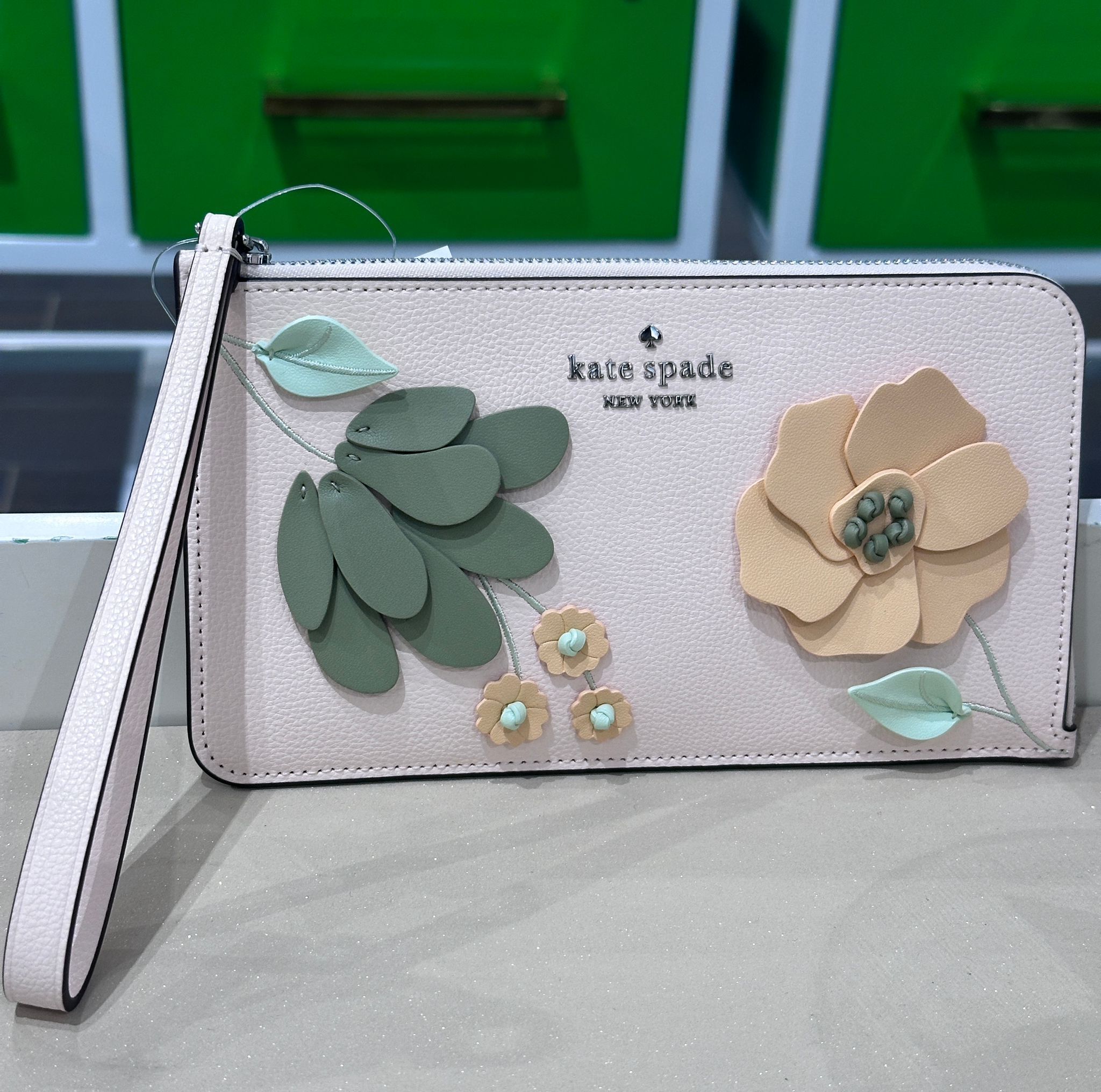 RQ142 KS 白色手拿包配立體黃色花花Lucy Floral Medium L-zip Wristlet