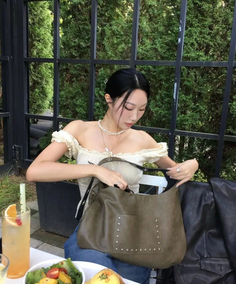 （預購）Leterie STUD BUCKLE REVERSIBLE 鉚釘雙面單肩包