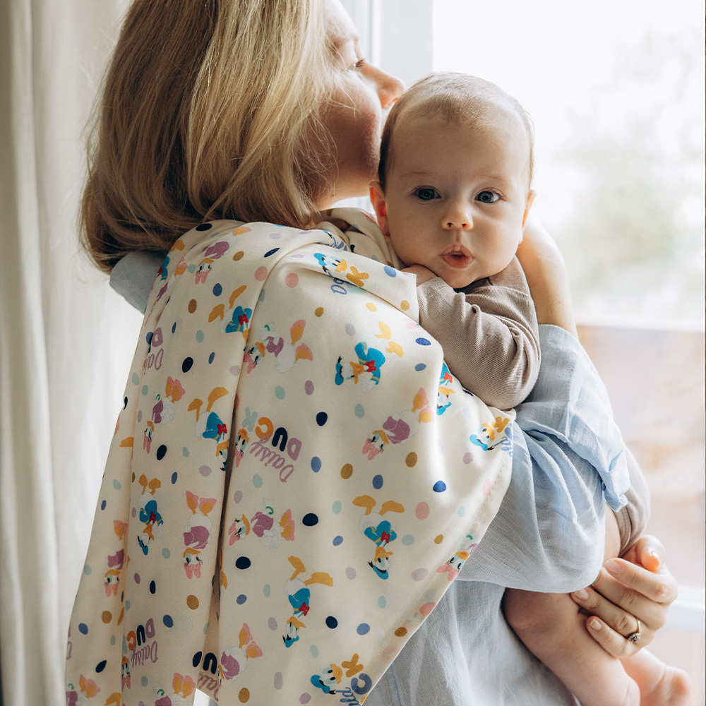 Gift DollBao唐老鴨四季用彌月禮盒 (巧柔豆豆毯標準款+竹纖涼感巾加大款)｜歡樂圈圈篇｜柏林寶寶藍