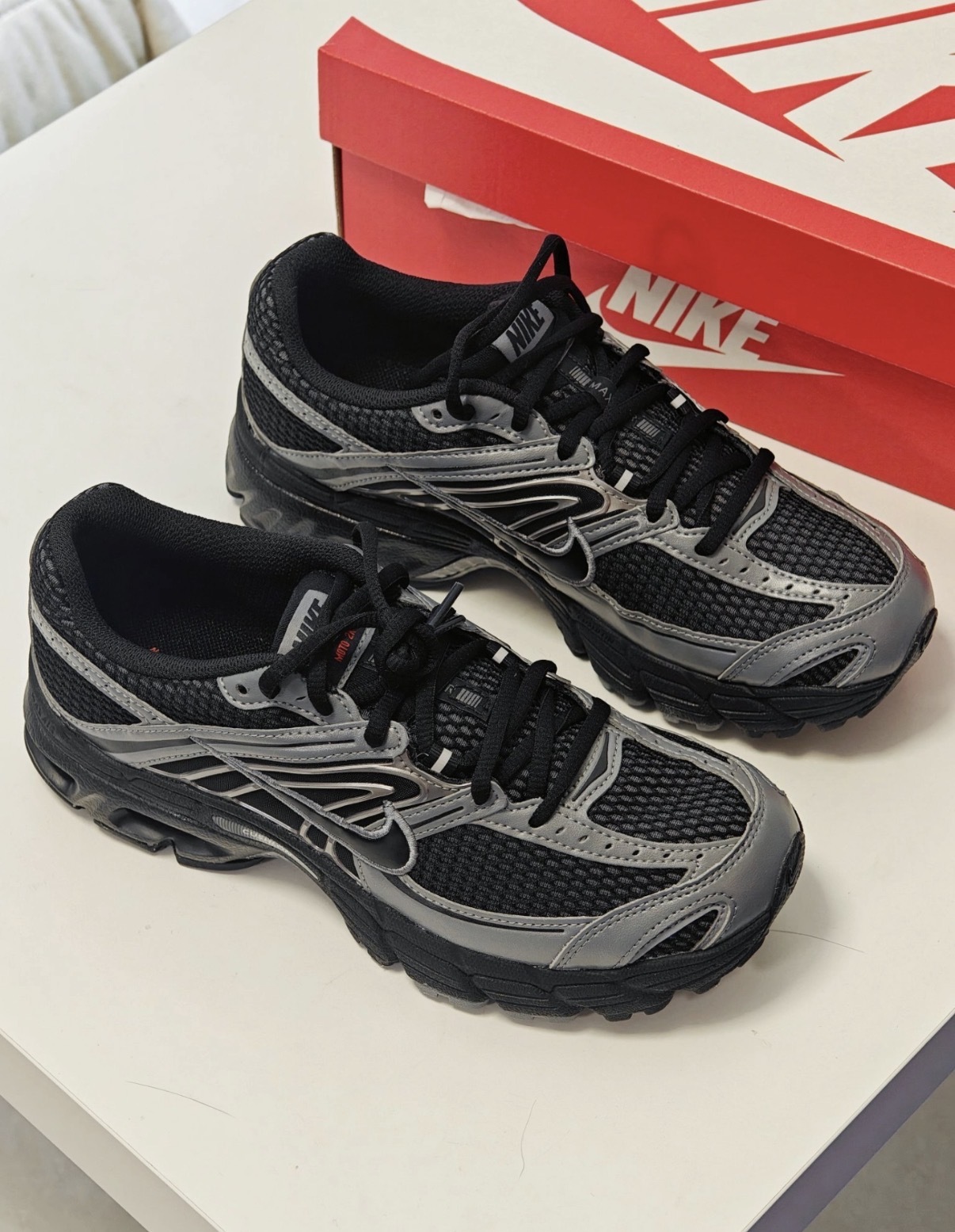 男鞋 NIKE AIR MAX MOTO 2K 黑銀 復古 透氣 緩震 氣墊 運動 休閒鞋【IQ7592-010】