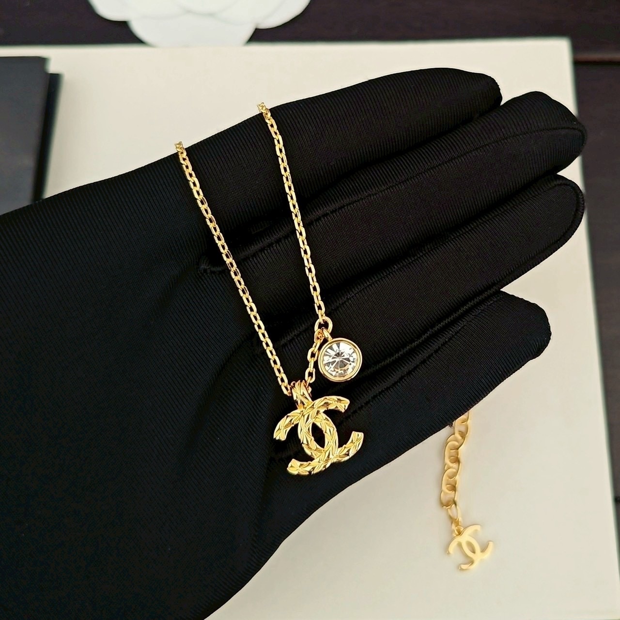 18k 香奶奶26p”金菱格雙c圓鑽項鍊/耳墜系列