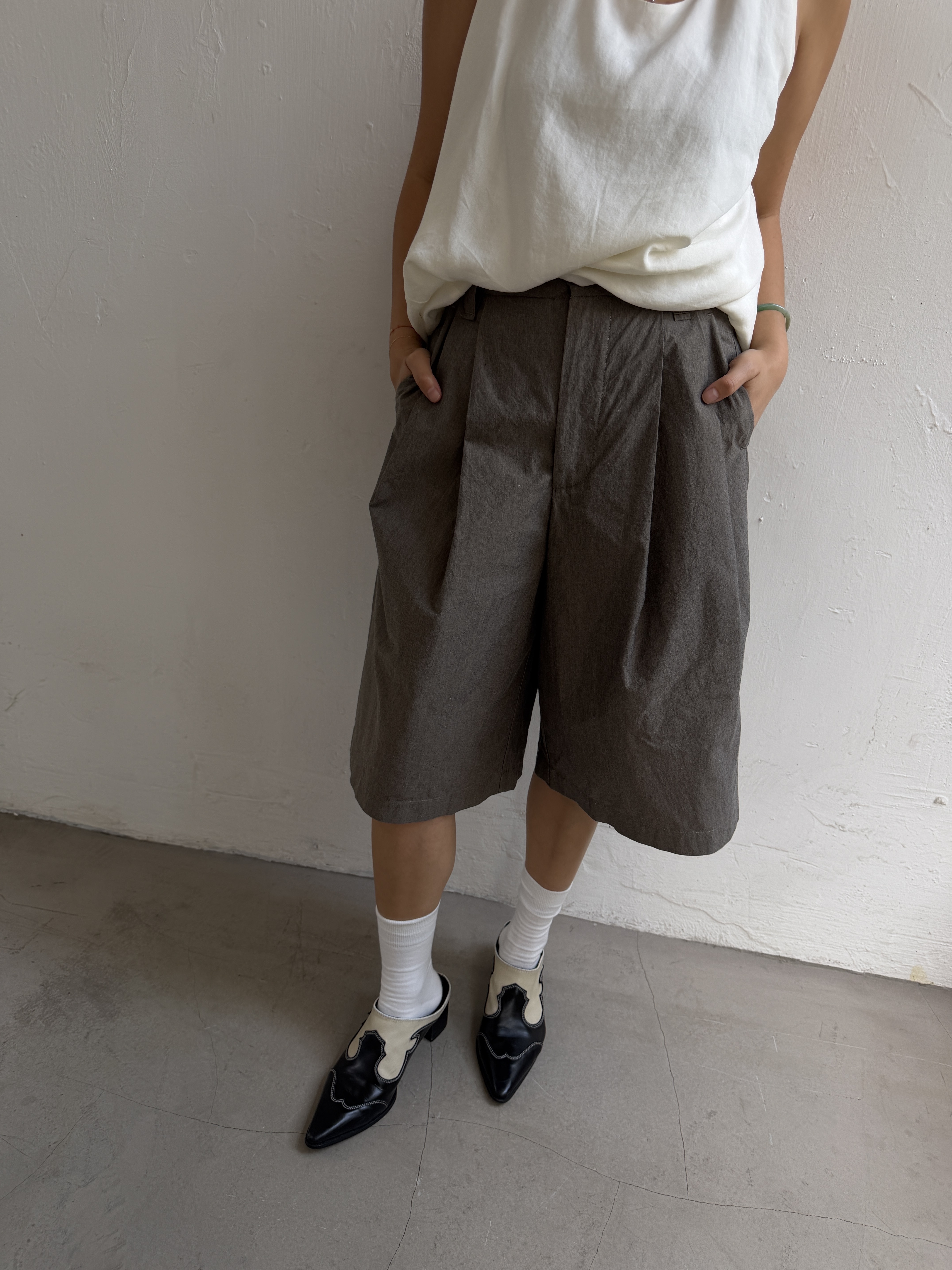 Pleated knees length shorts