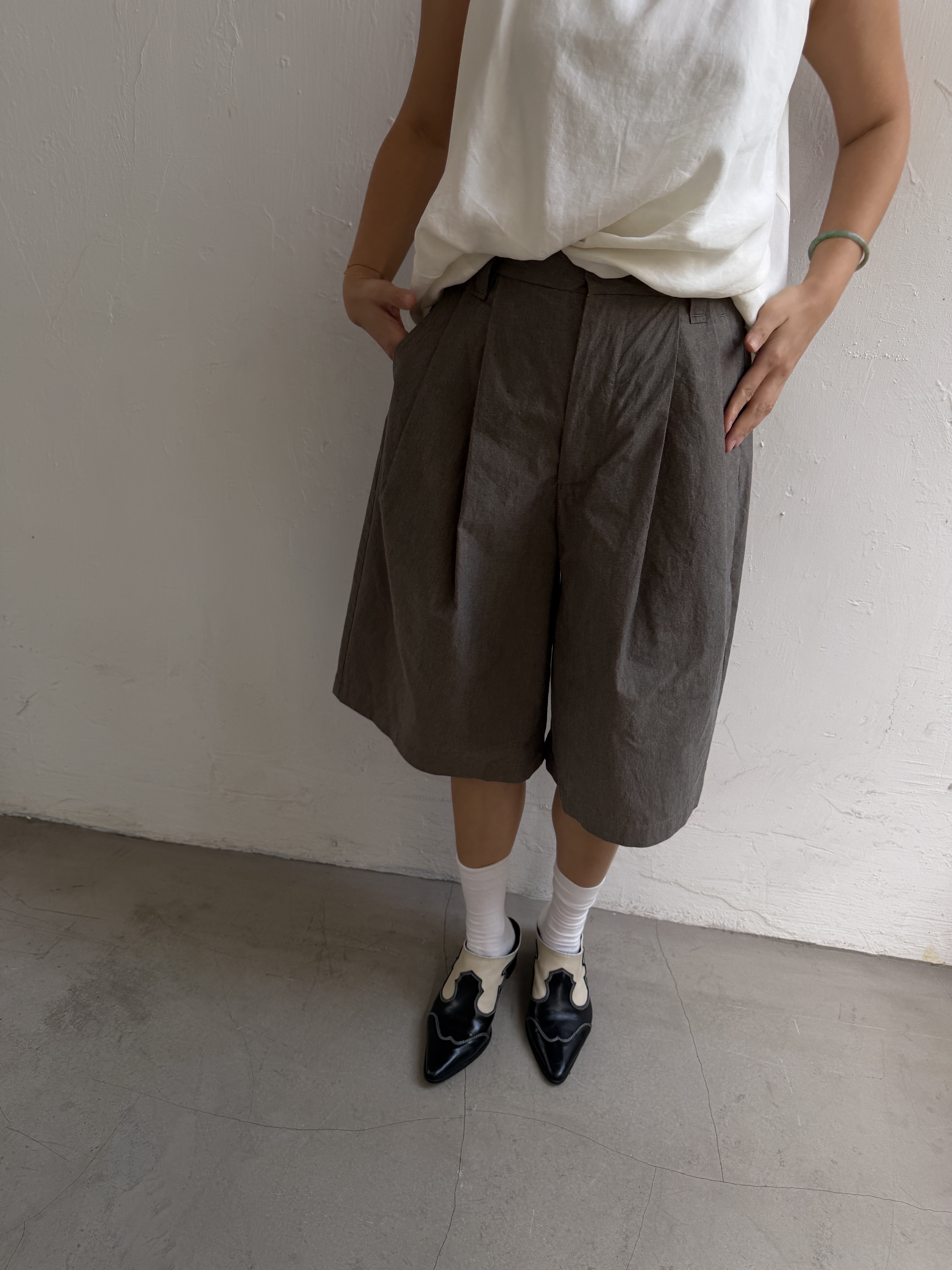 Pleated knees length shorts