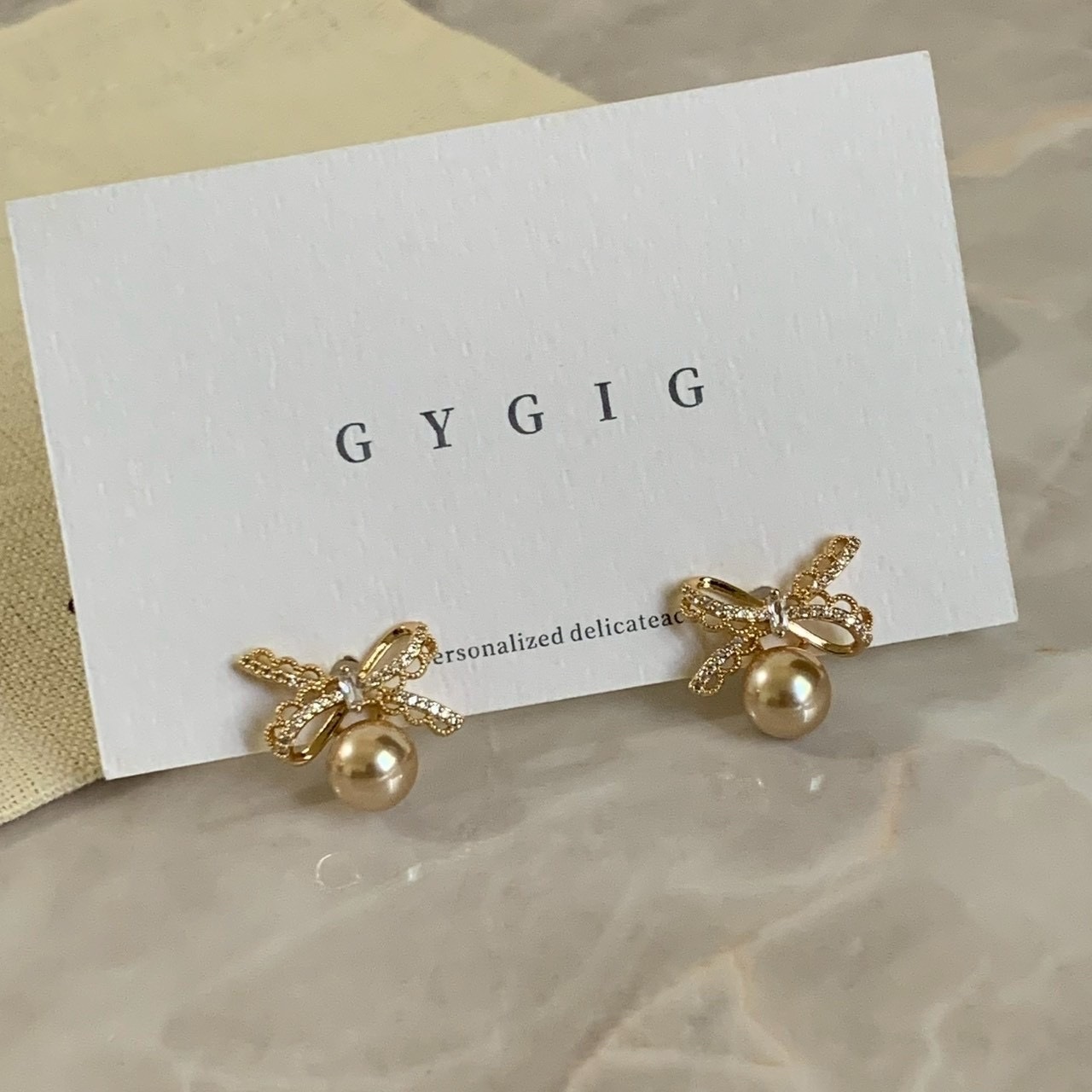 Gy”Solace玫瑰香檳金蕾絲蝴蝶結鑽耳釘/現貨1