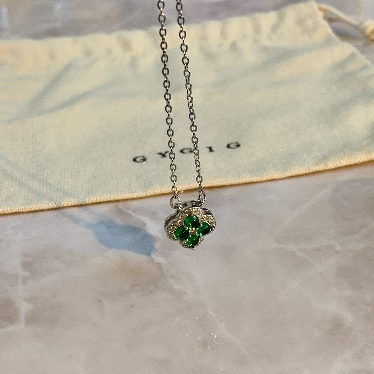 Gy”Bijou翡翠綠寶石白金小四葉草‘低奢華項鍊