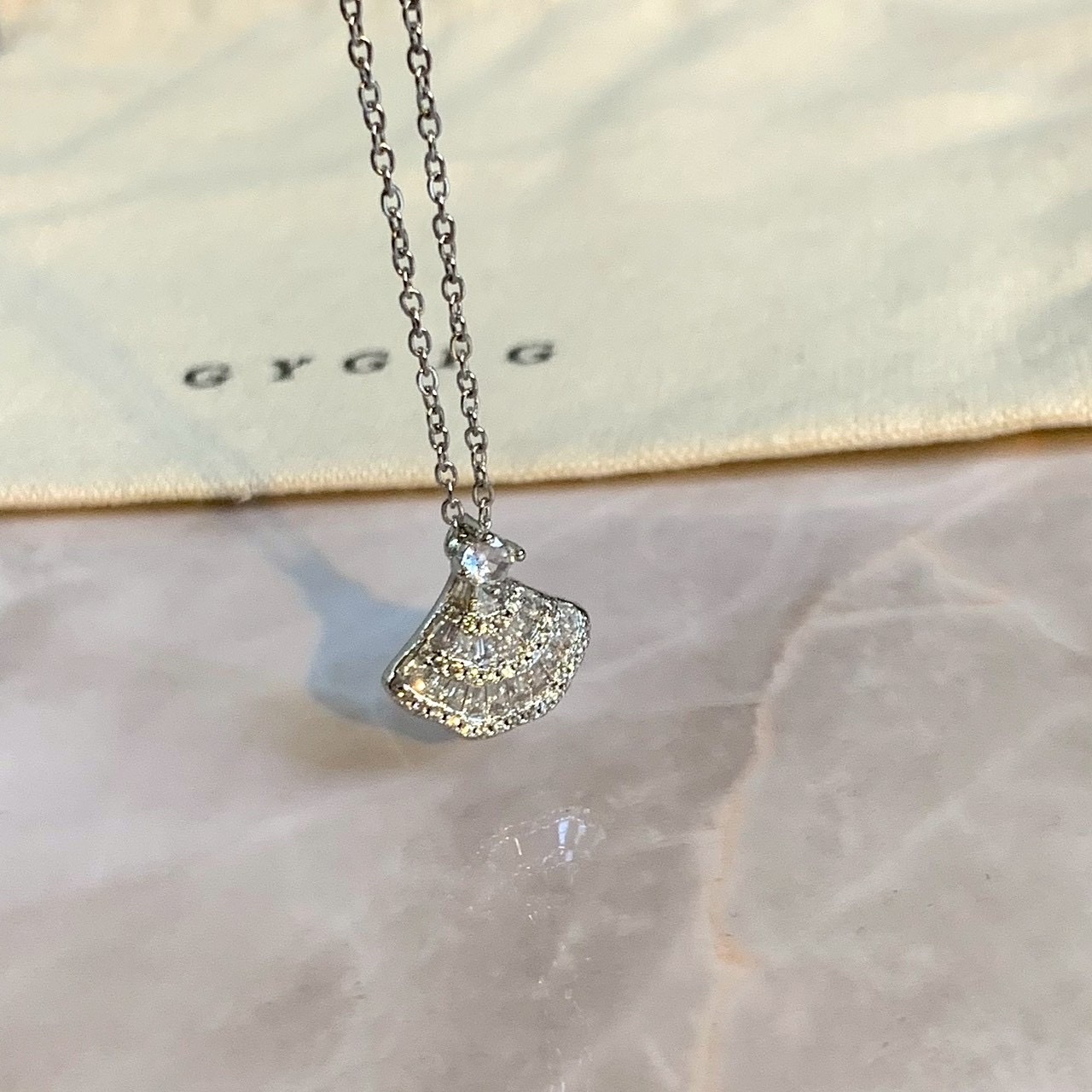 Gy”Graceful白金鑽小裙子墜低奢華細項鍊/現貨1