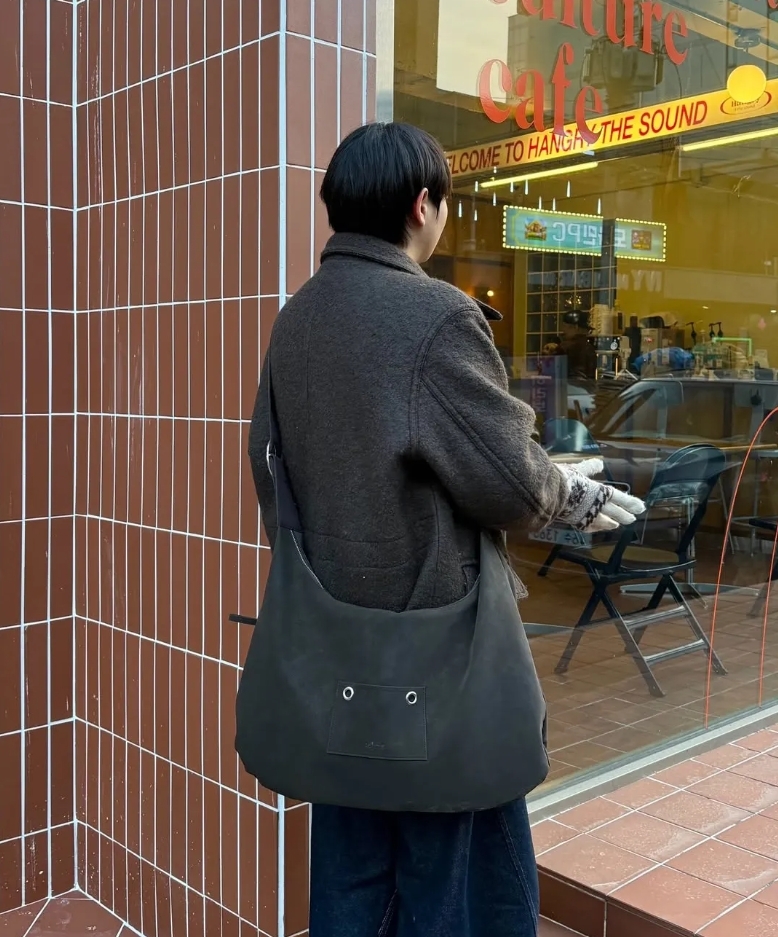 （預購）Leterie RING BUCKLE 麂皮環扣斜背包 2色