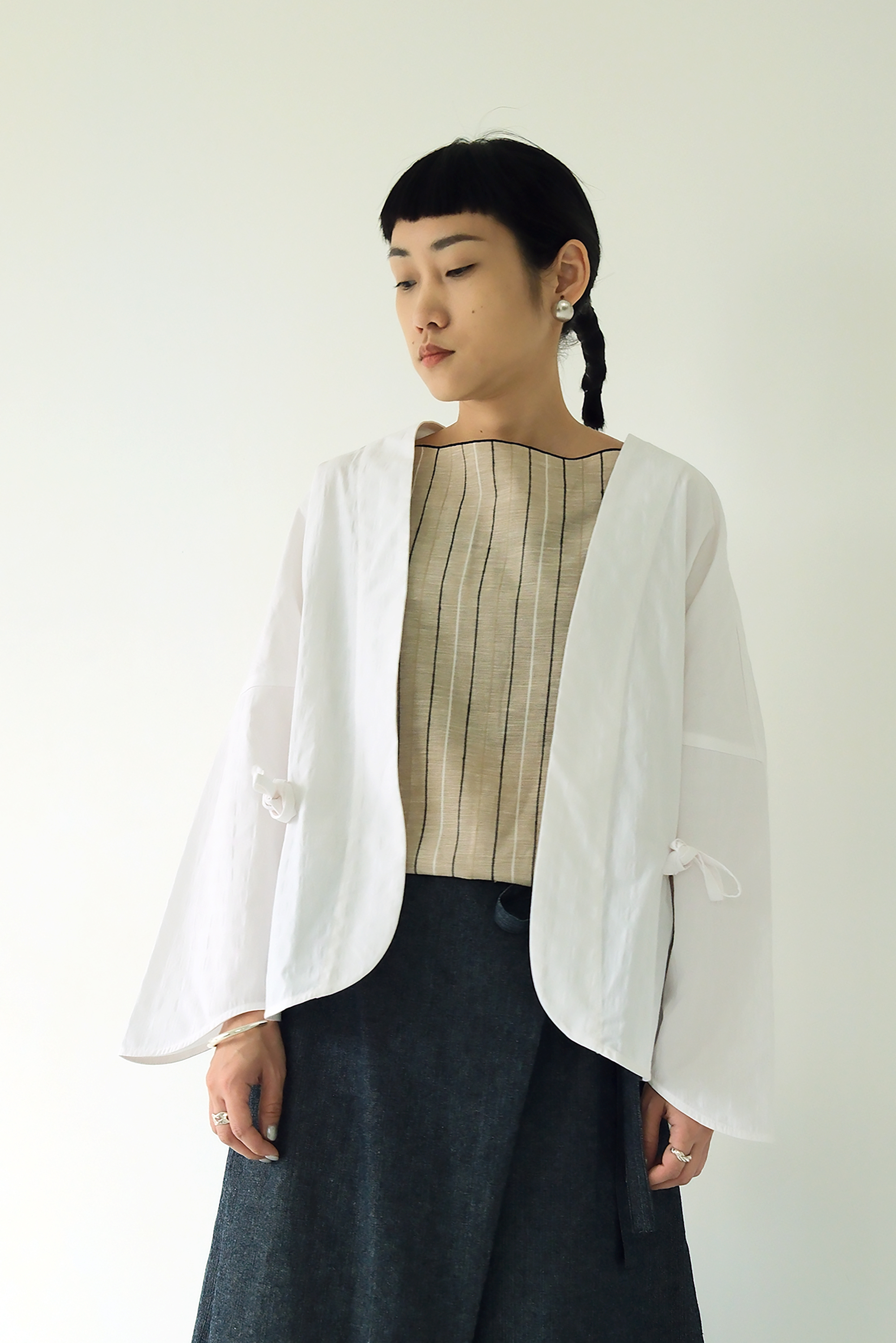 川 衣 WEAR BEING 燕尾袖開襟外套 壓紋白