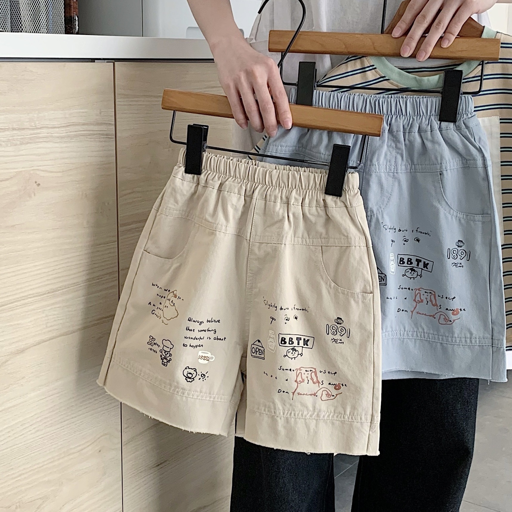 兩色塗鴉感短褲