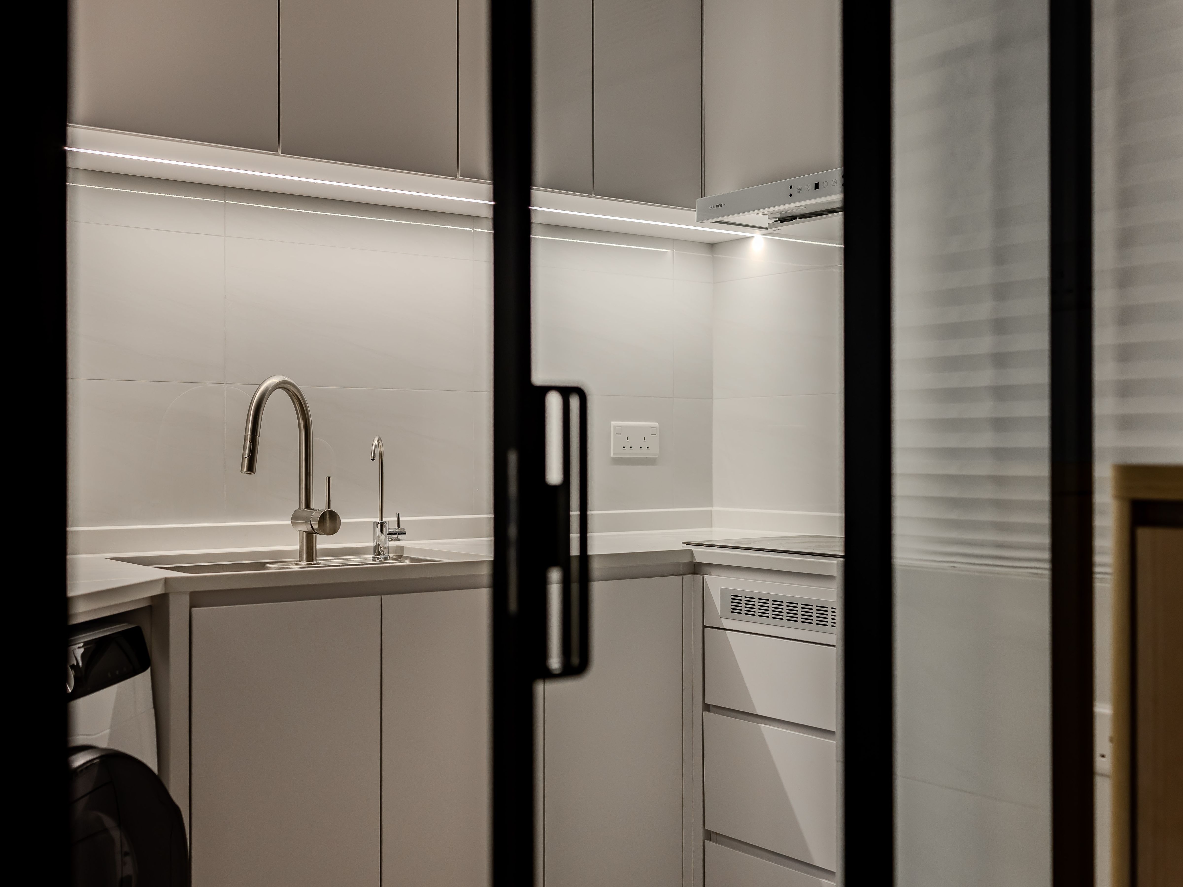 麗港城兩房單位廚房設計，一體化不鏽鋼洗滌盆及現代簡約櫥櫃規劃 - Harmony 空間設計。