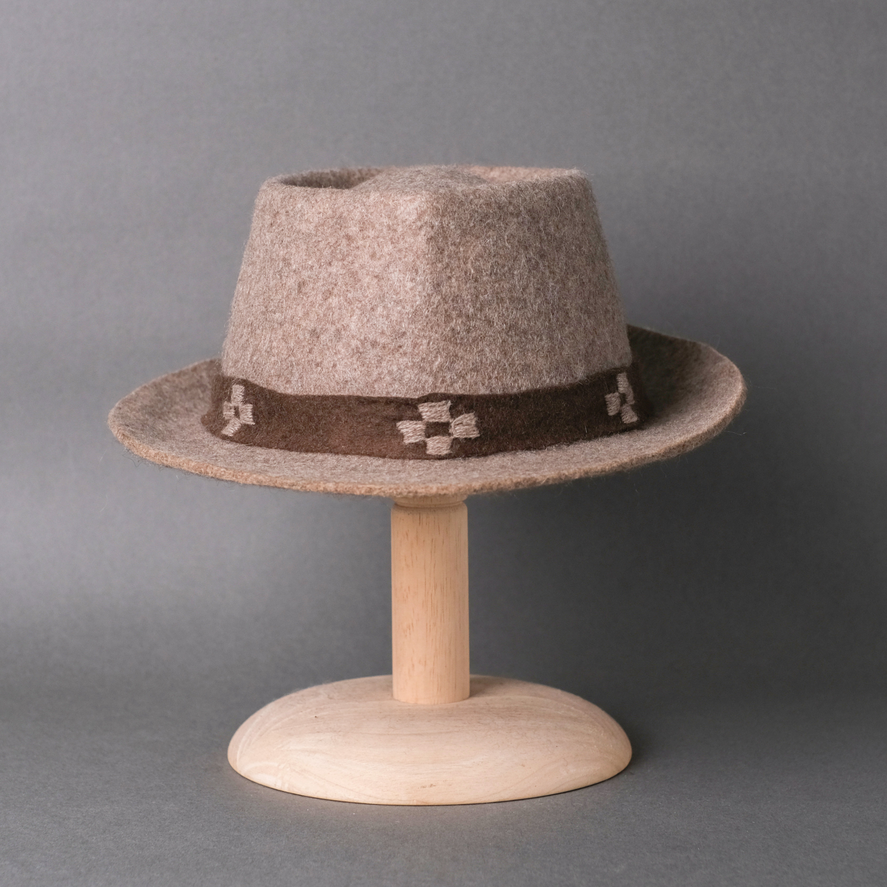 手工毛氈爵士帽｜犛牛絨－灰色 (S) 氆氌織帶｜中國藏區