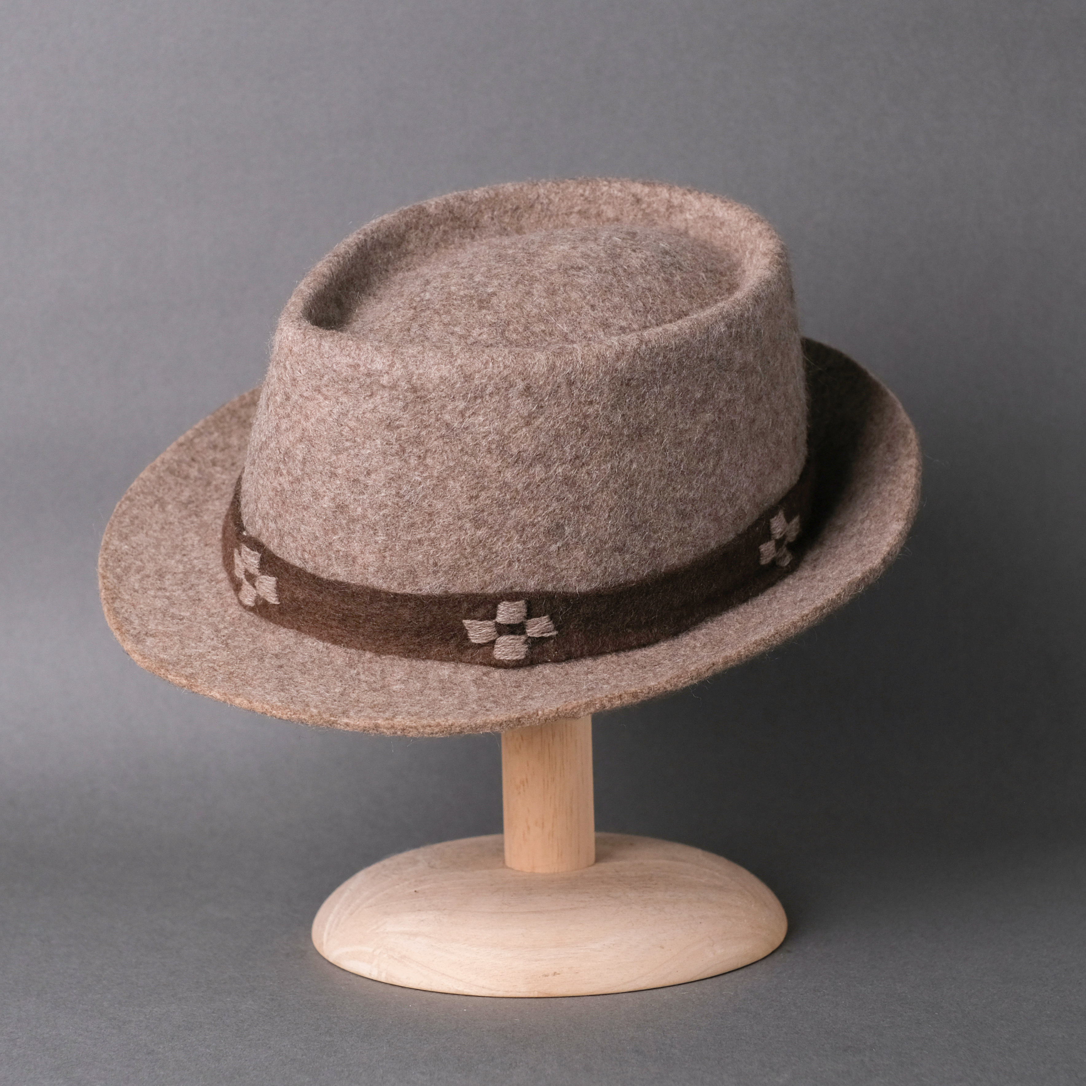 手工毛氈爵士帽｜犛牛絨－灰色 (S) 氆氌織帶｜中國藏區