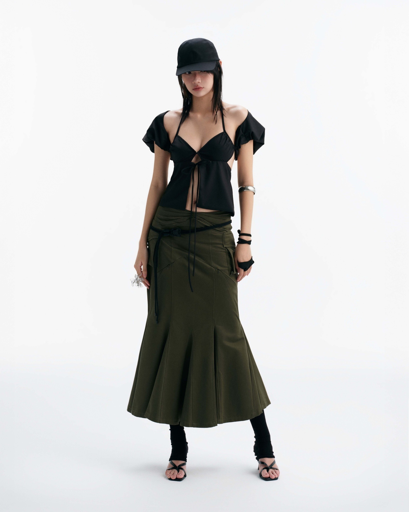 【預購】越南女裝品牌 BUNNYHILL BEAU TOP 露背細肩帶上衣 (BLACK/WHITE)