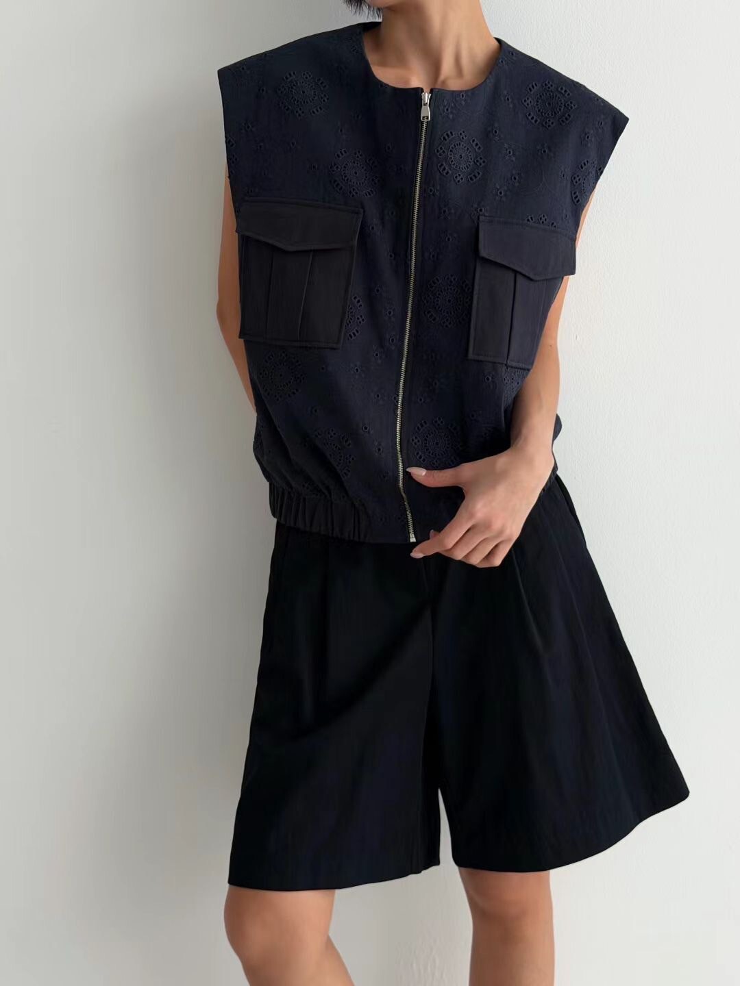 鏤空雕花布蕾絲圓領拉鍊背心外套 / 2色