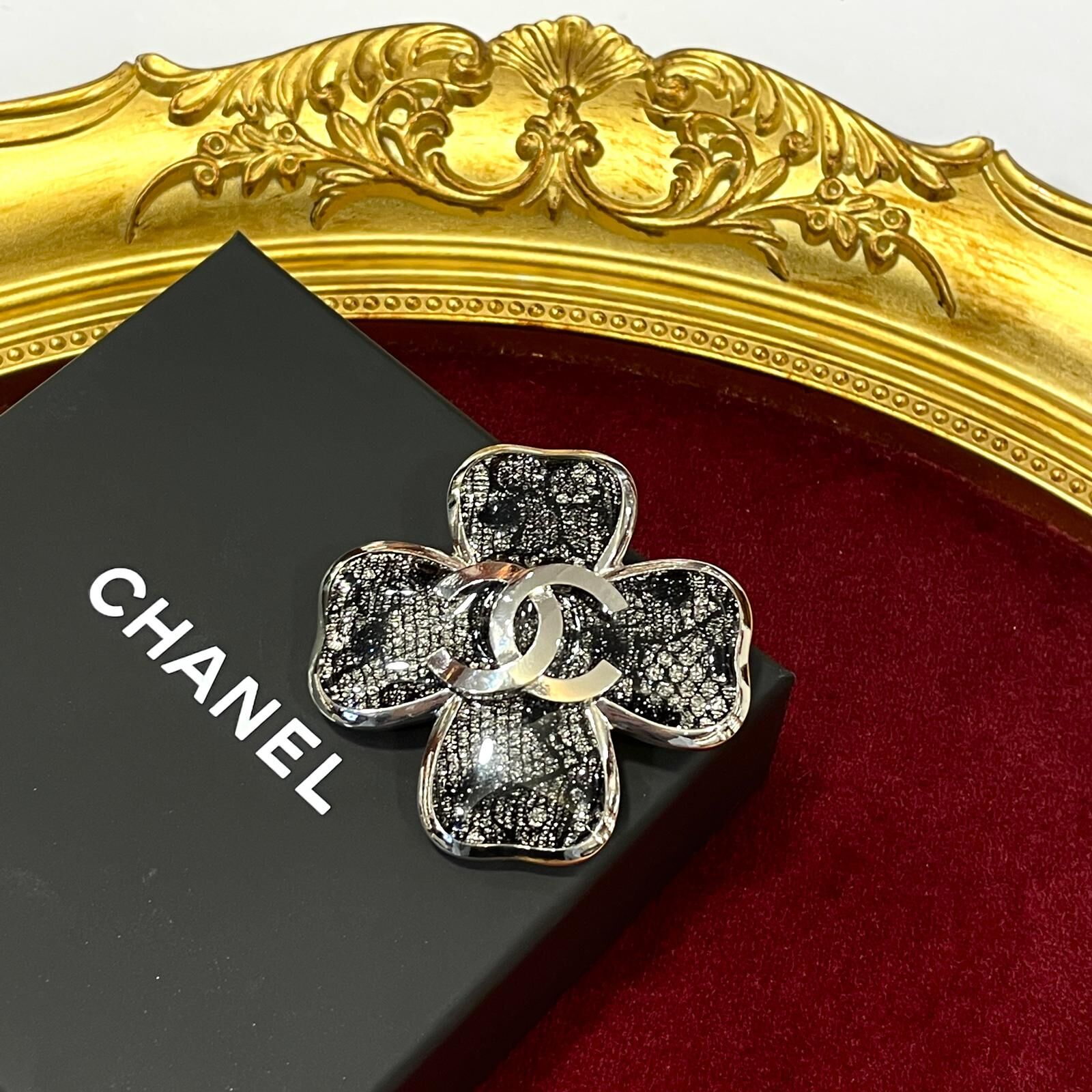 全新CHANEL BROOCH 5x5cm ABE697 黑色喱士四葉草雙C #香奈兒胸針優雅蕾絲 #BRAND NEW #香榭站正品