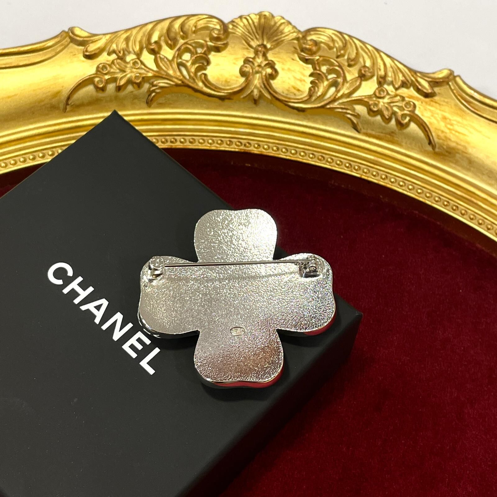 全新CHANEL BROOCH 5x5cm ABE697 黑色喱士四葉草雙C #香奈兒胸針優雅蕾絲 #BRAND NEW #香榭站正品