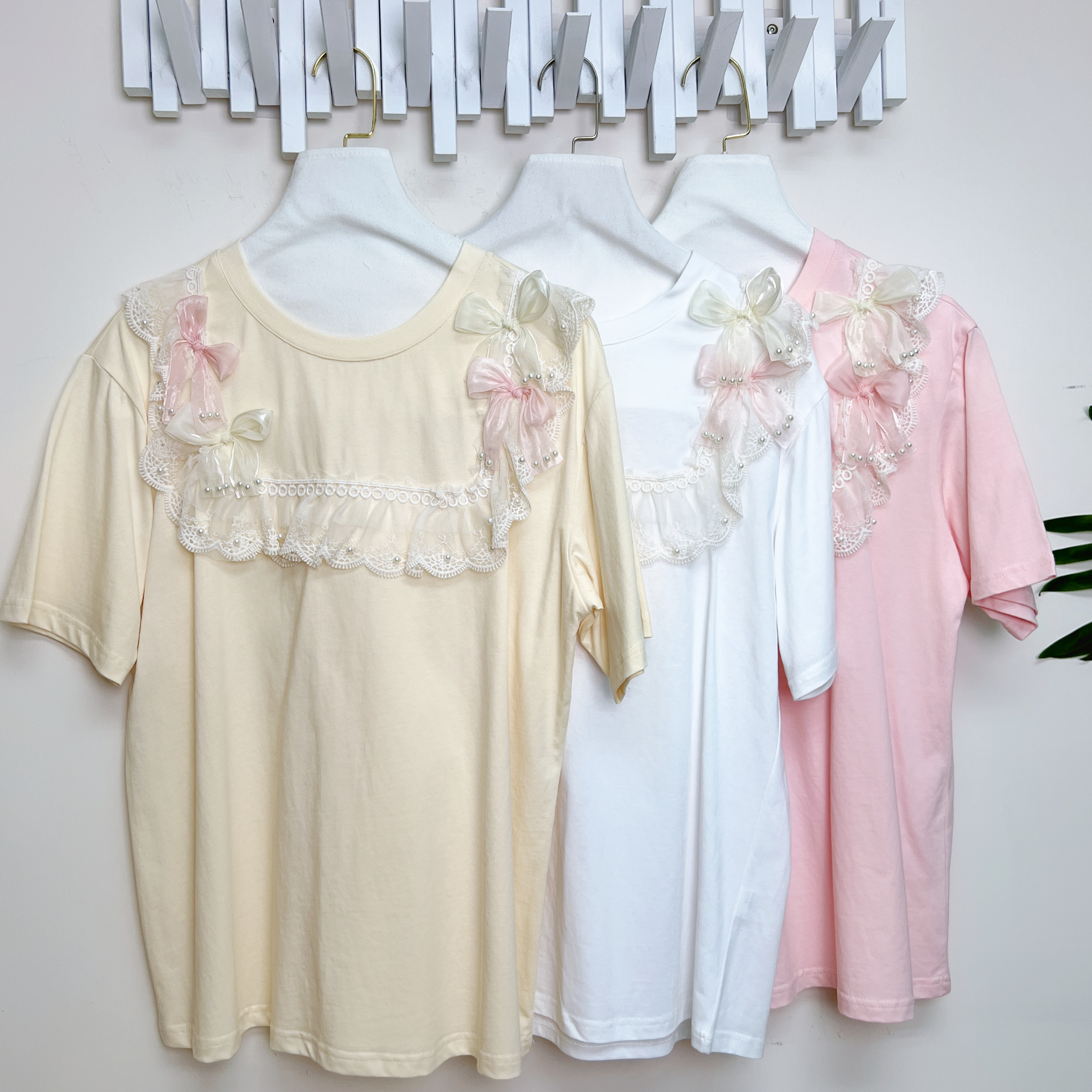 滑棉蝴蝶結花邊上衣(胸42-48 腰42-48 長26吋) 26011 #3103clo