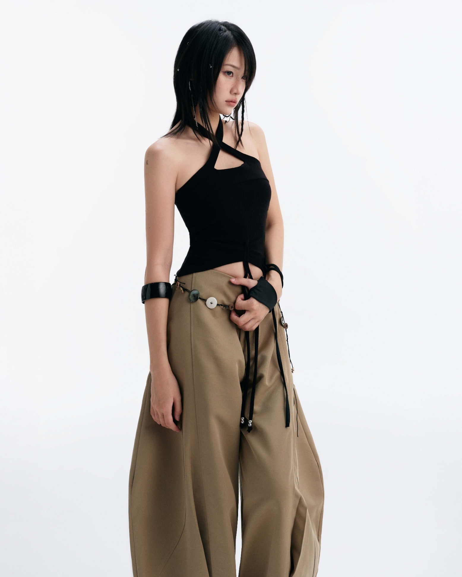 【預購】越南女裝品牌 BUNNYHILL CHERIE HALTER TOP 交叉背掛脖上衣 (BLACK/GREY)