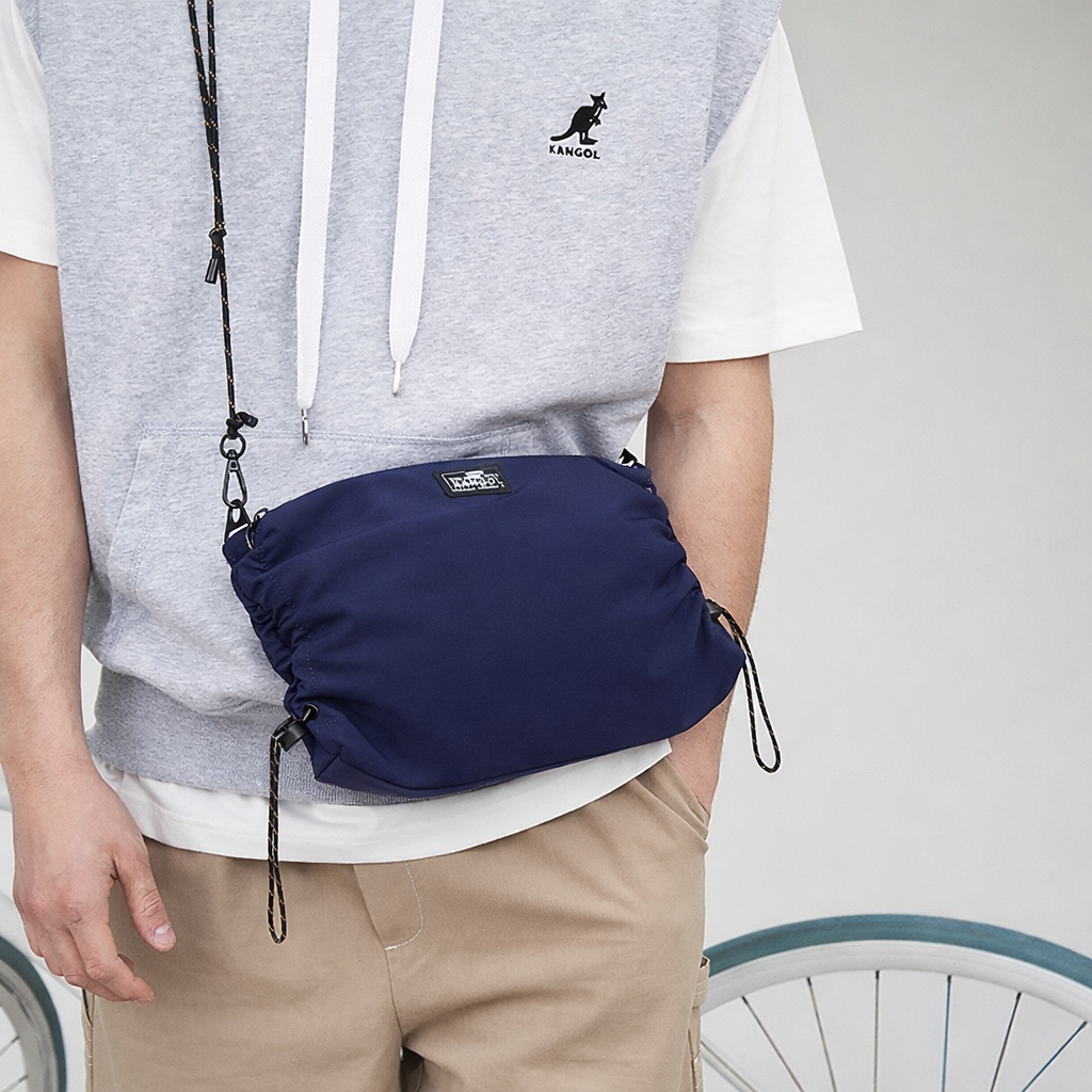 【KANGOL】水洗尼龍雲朵側背包｜輕量柔軟 日常收納-深藍色｜斜背包・尼龍包・帆布包包