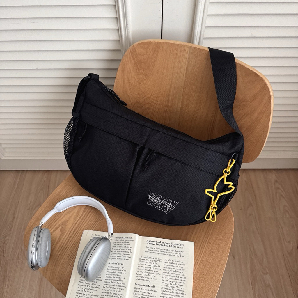 （現貨）韓牌 Wacky willy 簍空 字母logo 防水側背包  WA2601CB05