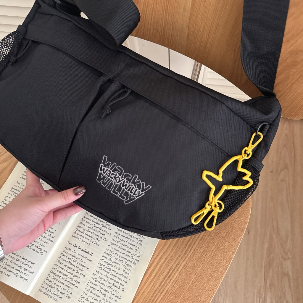 （現貨）韓牌 Wacky willy 簍空 字母logo 防水側背包  WA2601CB05