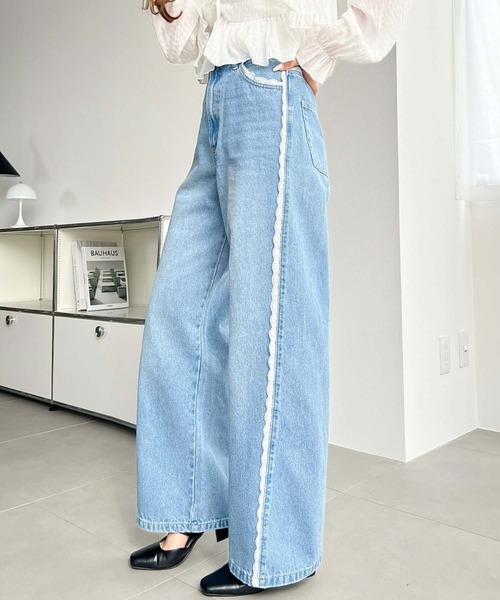 日系品牌服飾 moment+ 側邊蕾絲修編直筒牛仔褲 蕾絲 牛仔褲 直筒褲 寬褲 長褲 休閒褲 2色(任買兩件711免運)/預購