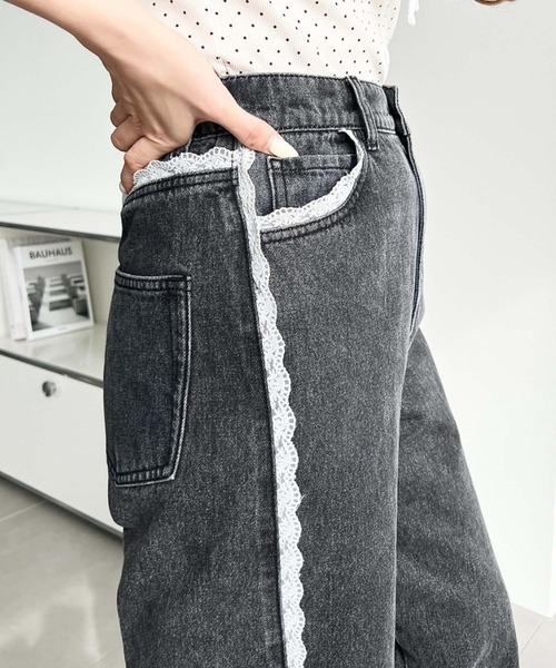 日系品牌服飾 moment+ 側邊蕾絲修編直筒牛仔褲 蕾絲 牛仔褲 直筒褲 寬褲 長褲 休閒褲 2色(任買兩件711免運)/預購