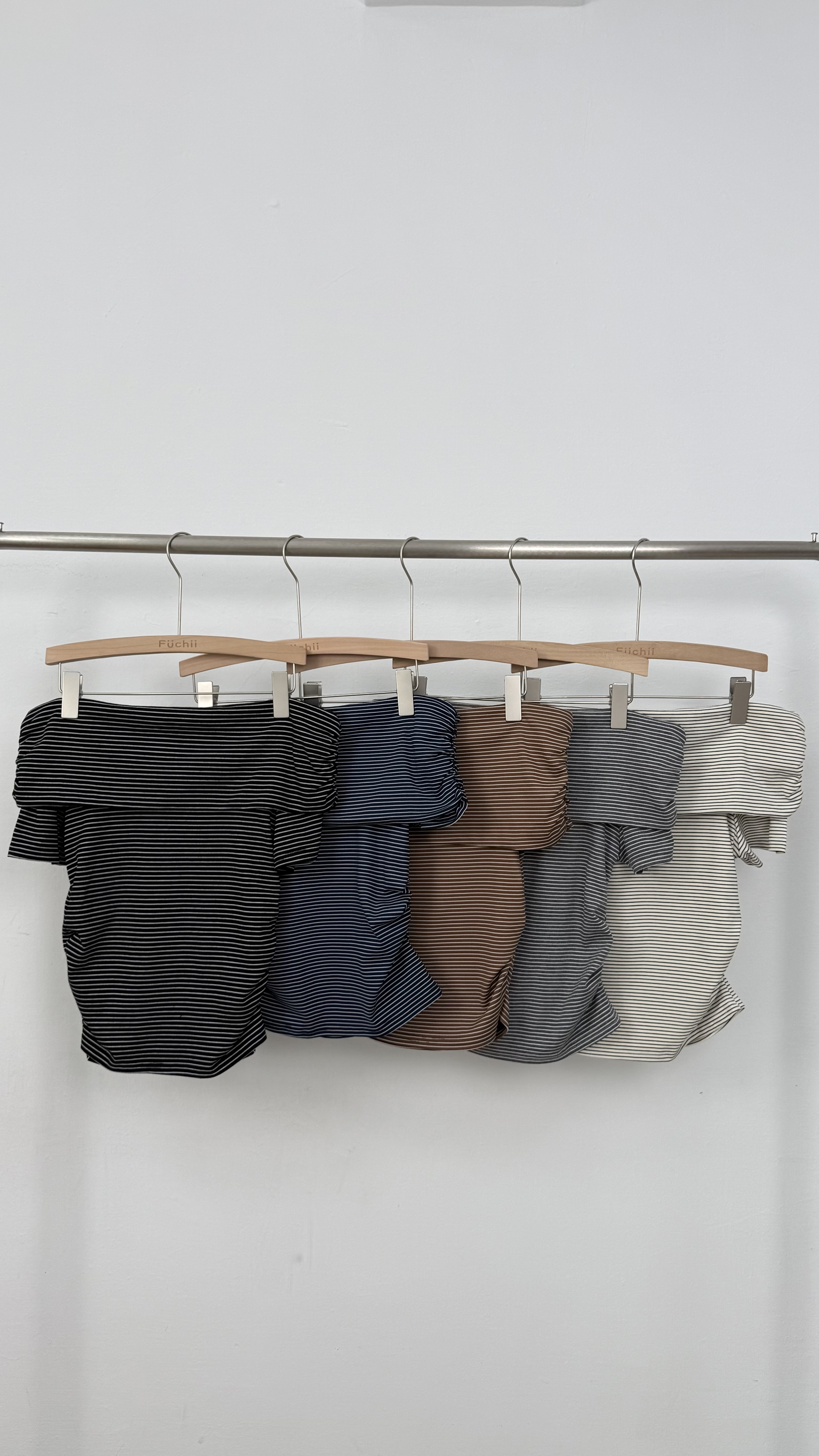 NEW一字領條紋側抓皺上衣