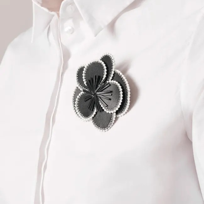 1AF0323-030 [ANNE FONTAINE] Bobby Brooch Black #H16A32403 (EU)