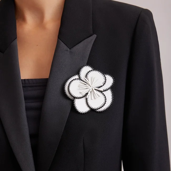 1AF0323-031 [ANNE FONTAINE] Bobby Brooch White #H16A32401 (EU)