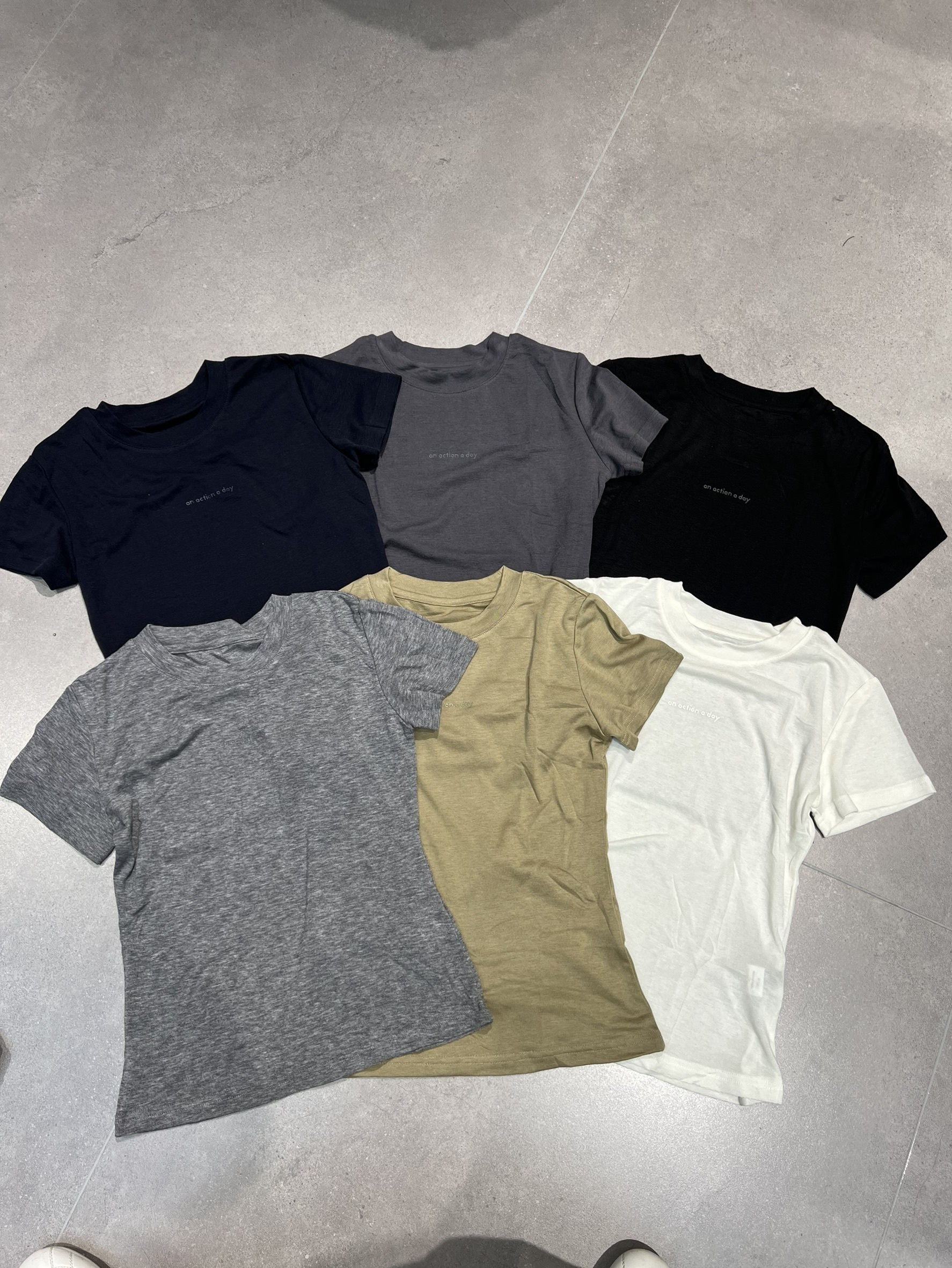 同色字母細軟針織上衣