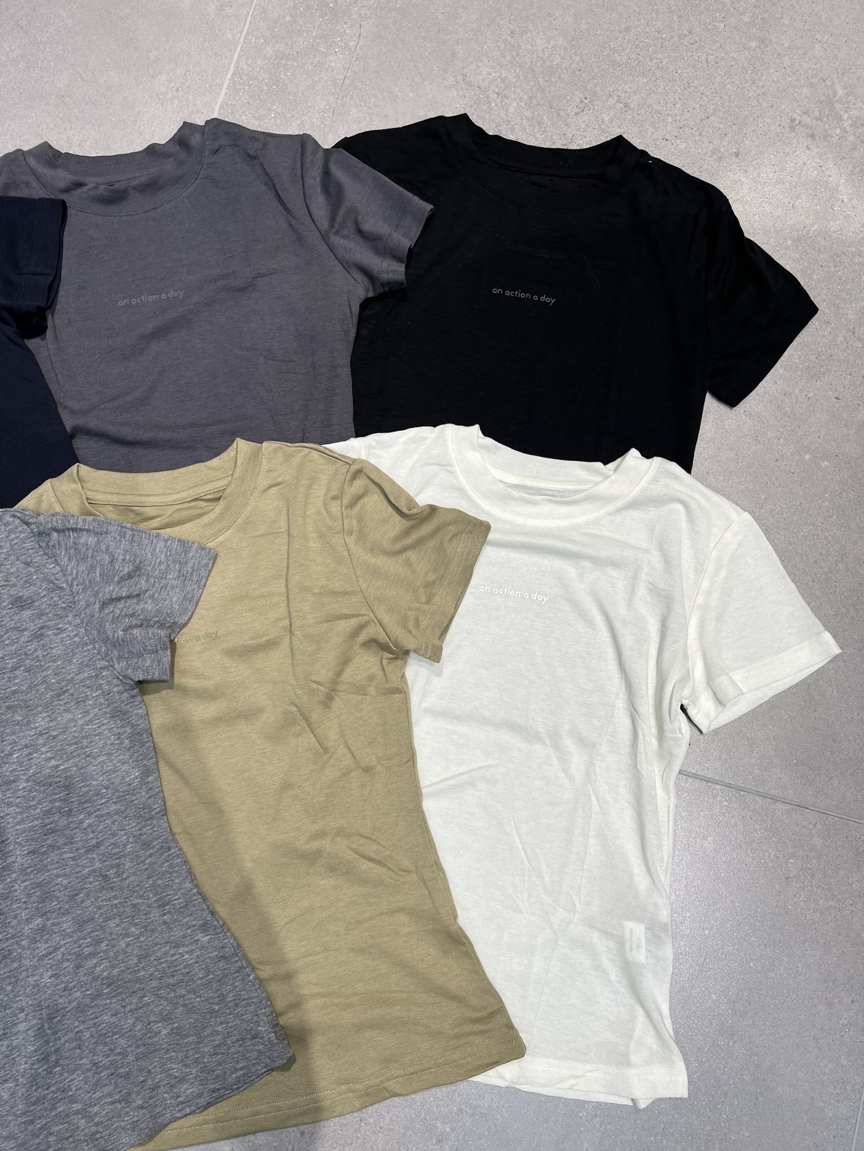 同色字母細軟針織上衣