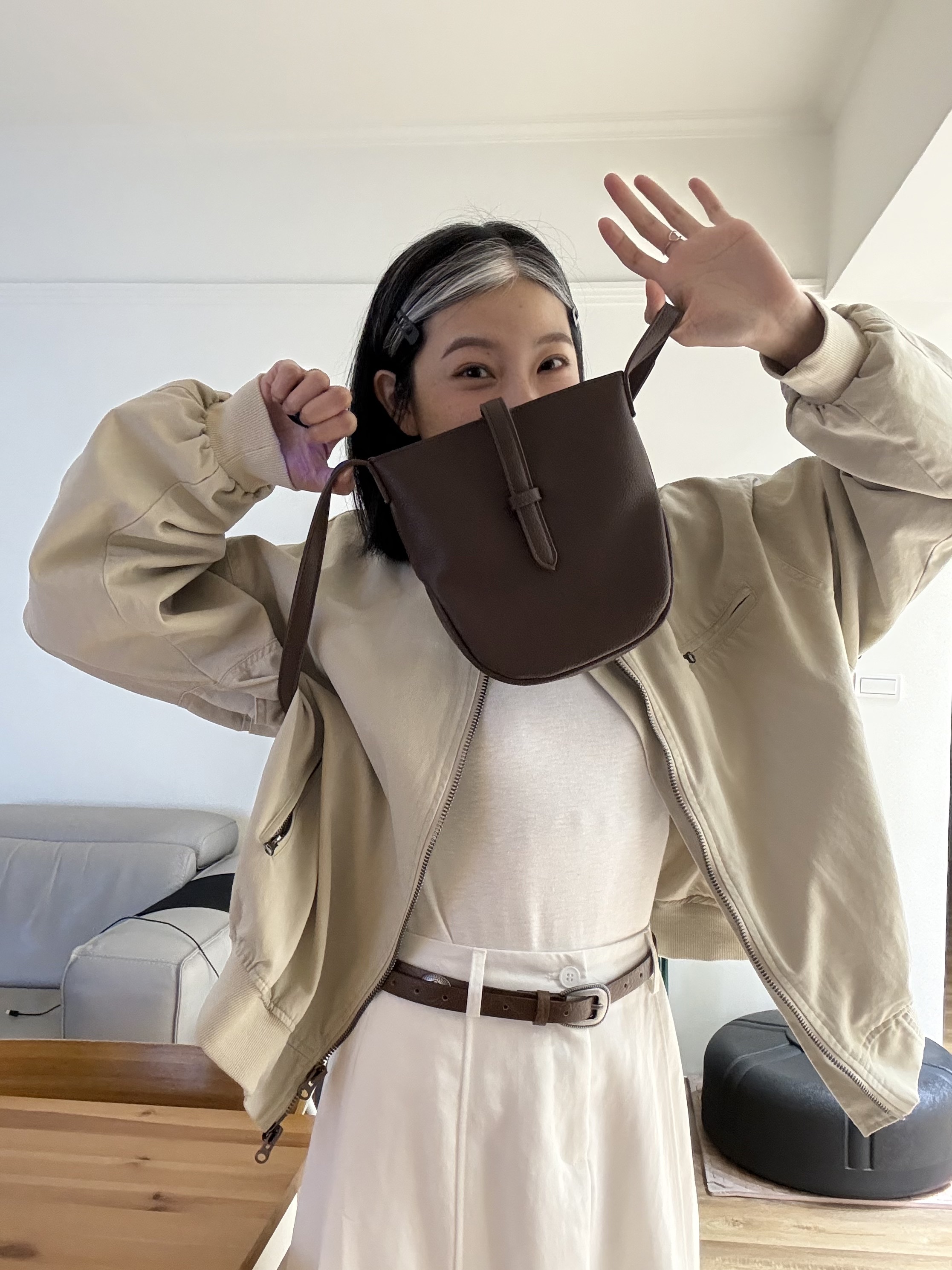 圓圓可愛!皮質磁扣側背包 (咖)