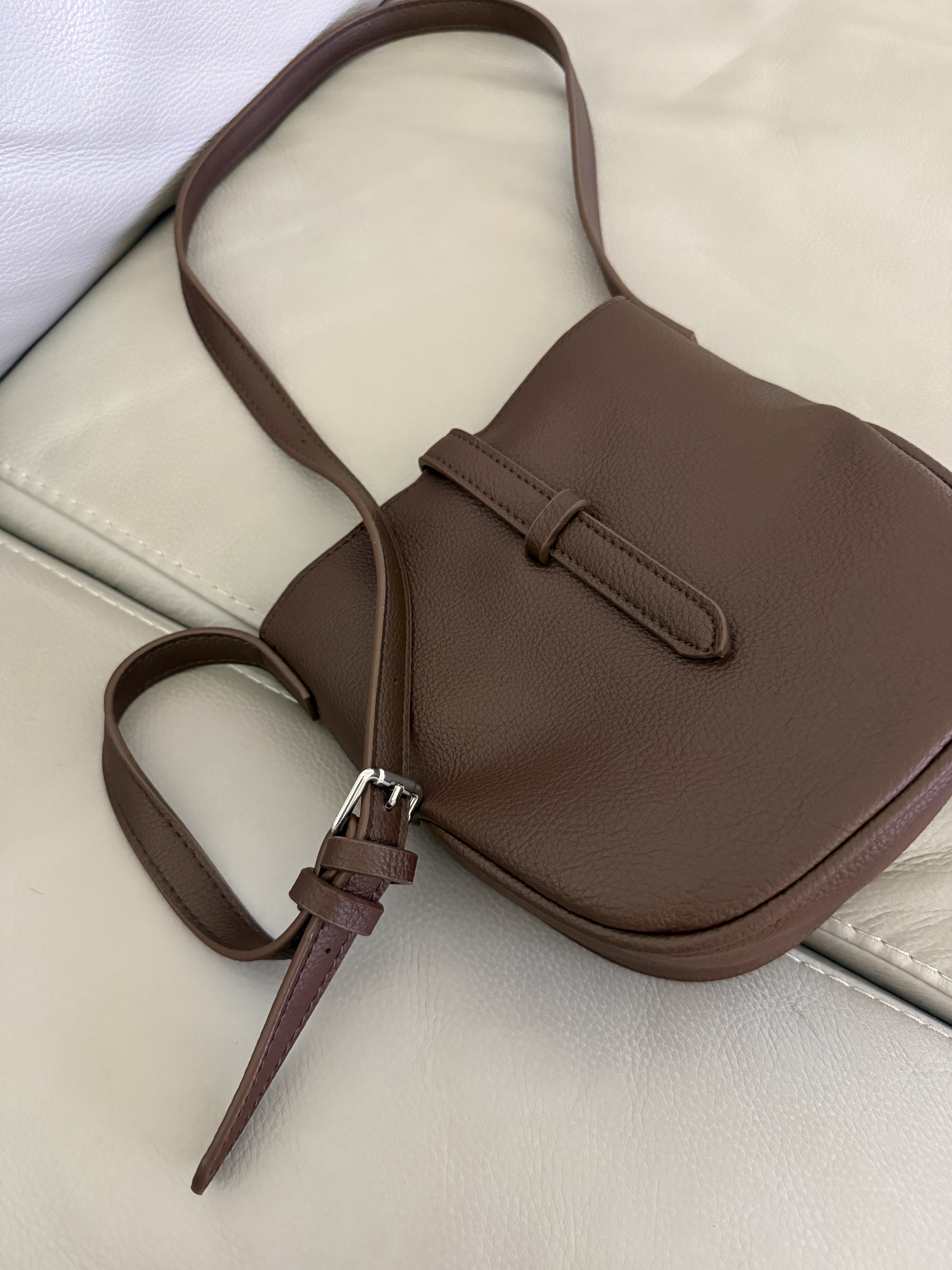 圓圓可愛!皮質磁扣側背包 (咖)