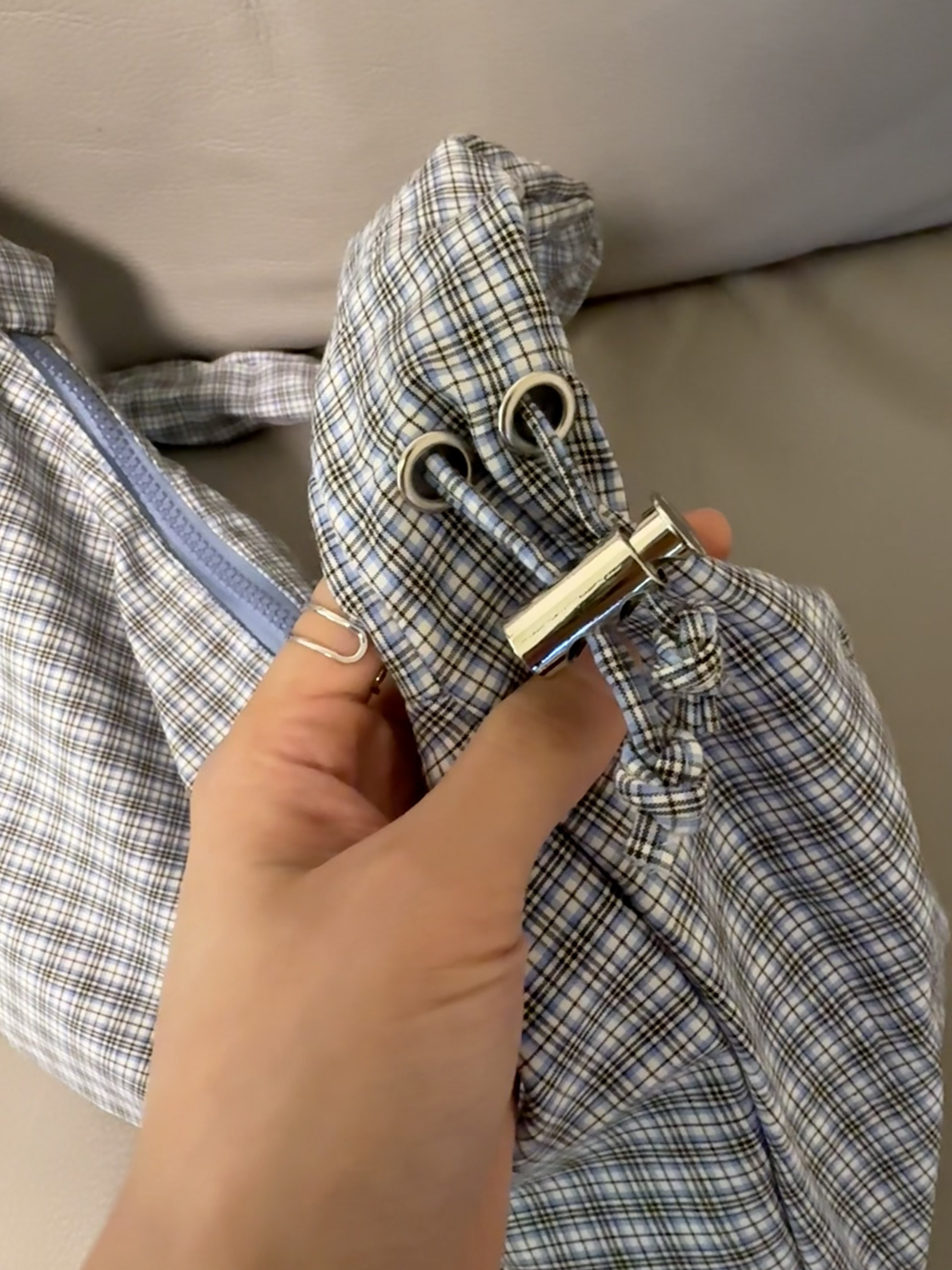 格紋抓皺背帶肩背包 (淺藍)