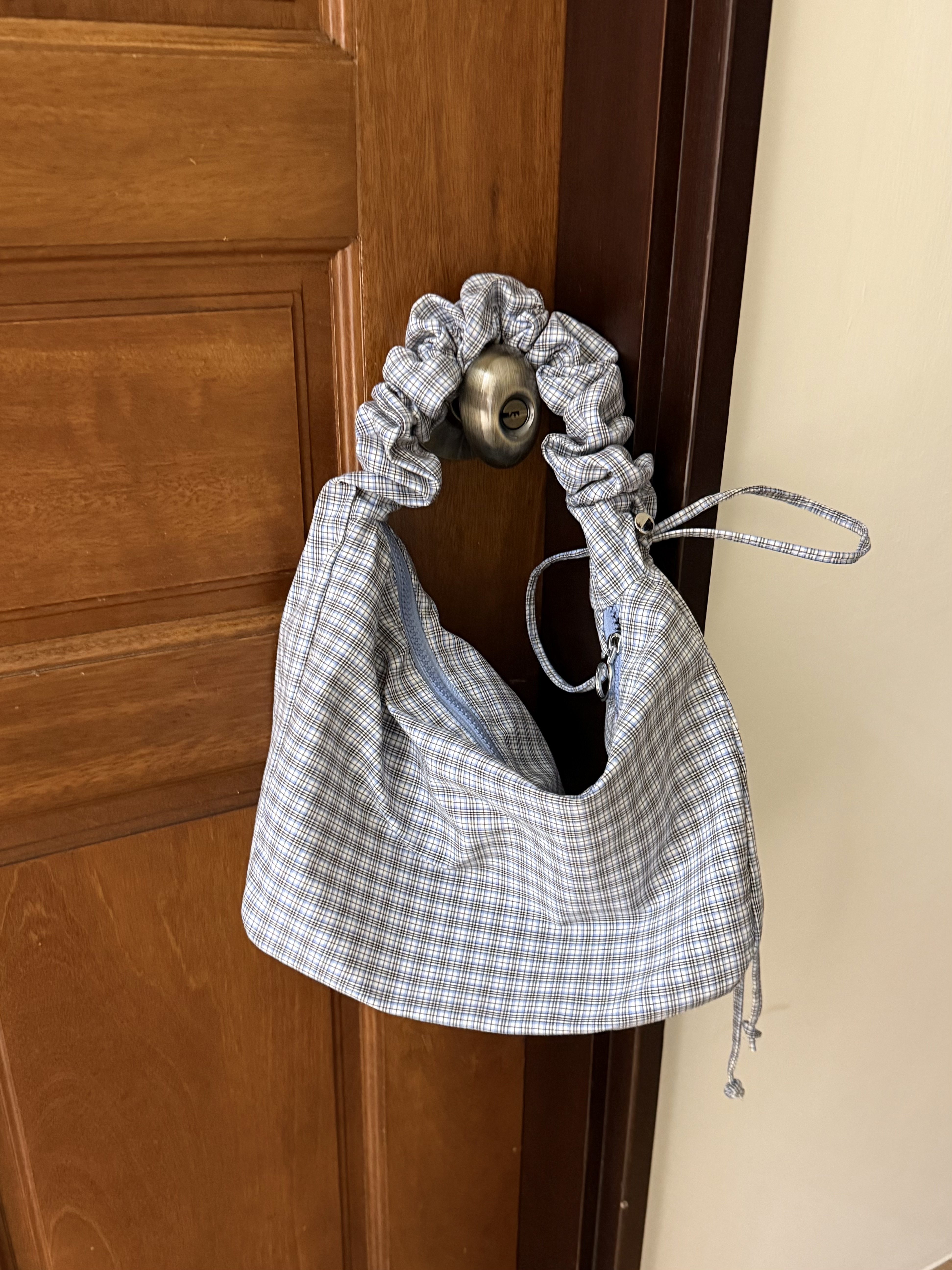 格紋抓皺背帶肩背包 (淺藍)