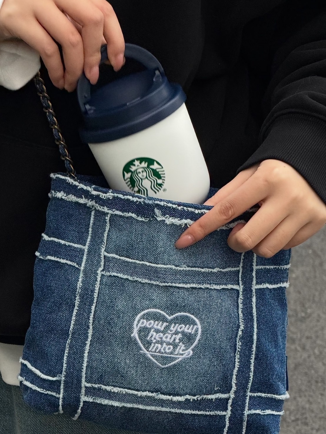 STARBUCKS 星巴克 丹寧星咖系列 隨行杯 配愛心鏈條包 280ML