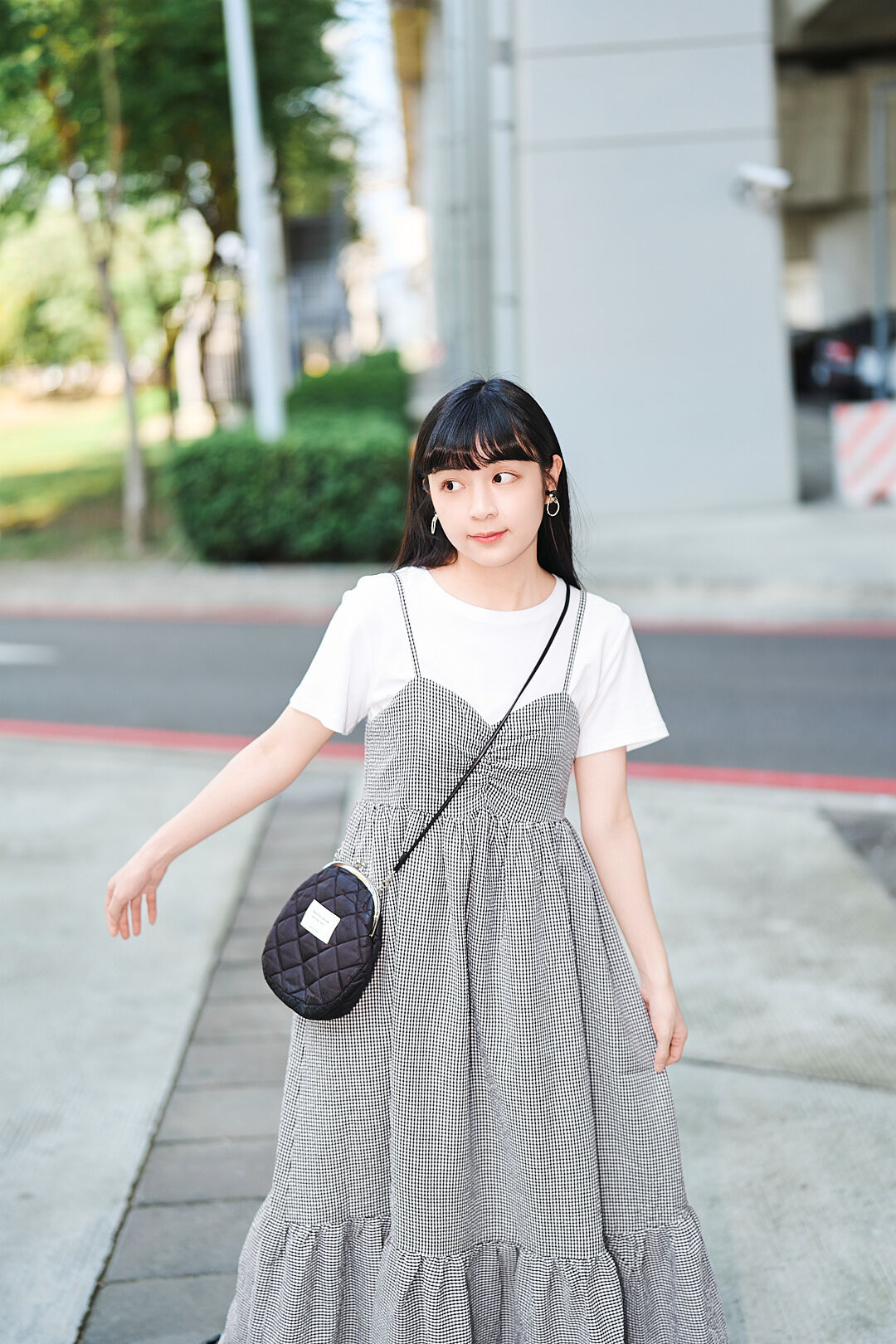(預購)停在夏至前夕！小格紋細肩吊帶裙(兩色-黑白)