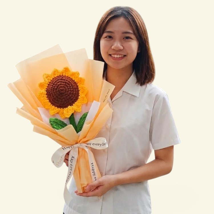 白襯衫女孩微笑拿著大向日葵針織花束,粉橘色包裝,白色緞帶