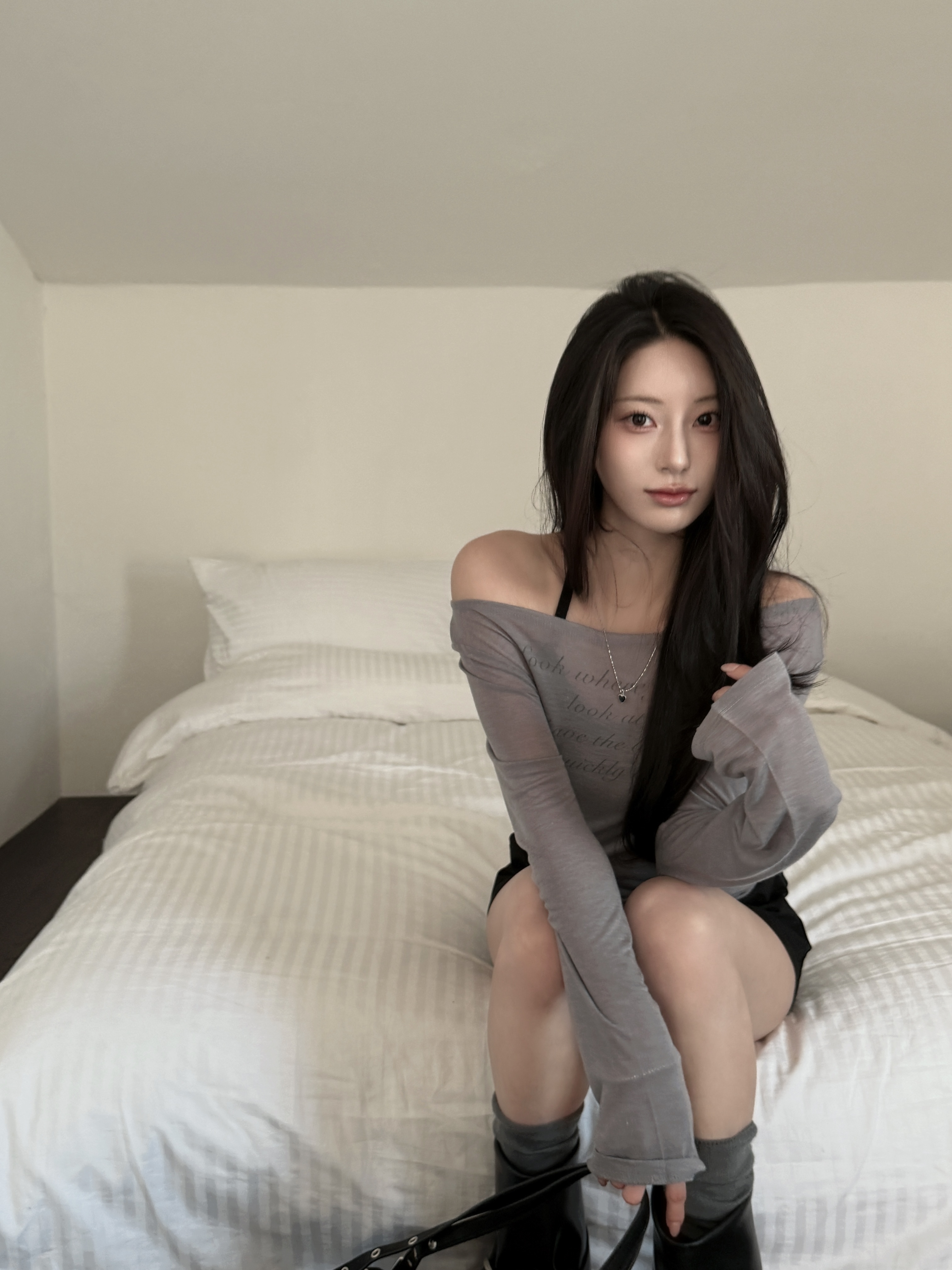 N06 清透琉璃感 英字上衣 (冷灰)