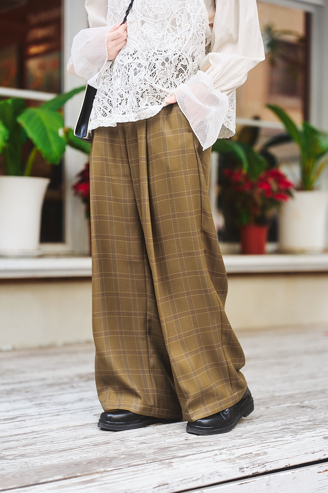 定格的美好日！格紋俐落寬褲(兩色-卡其)